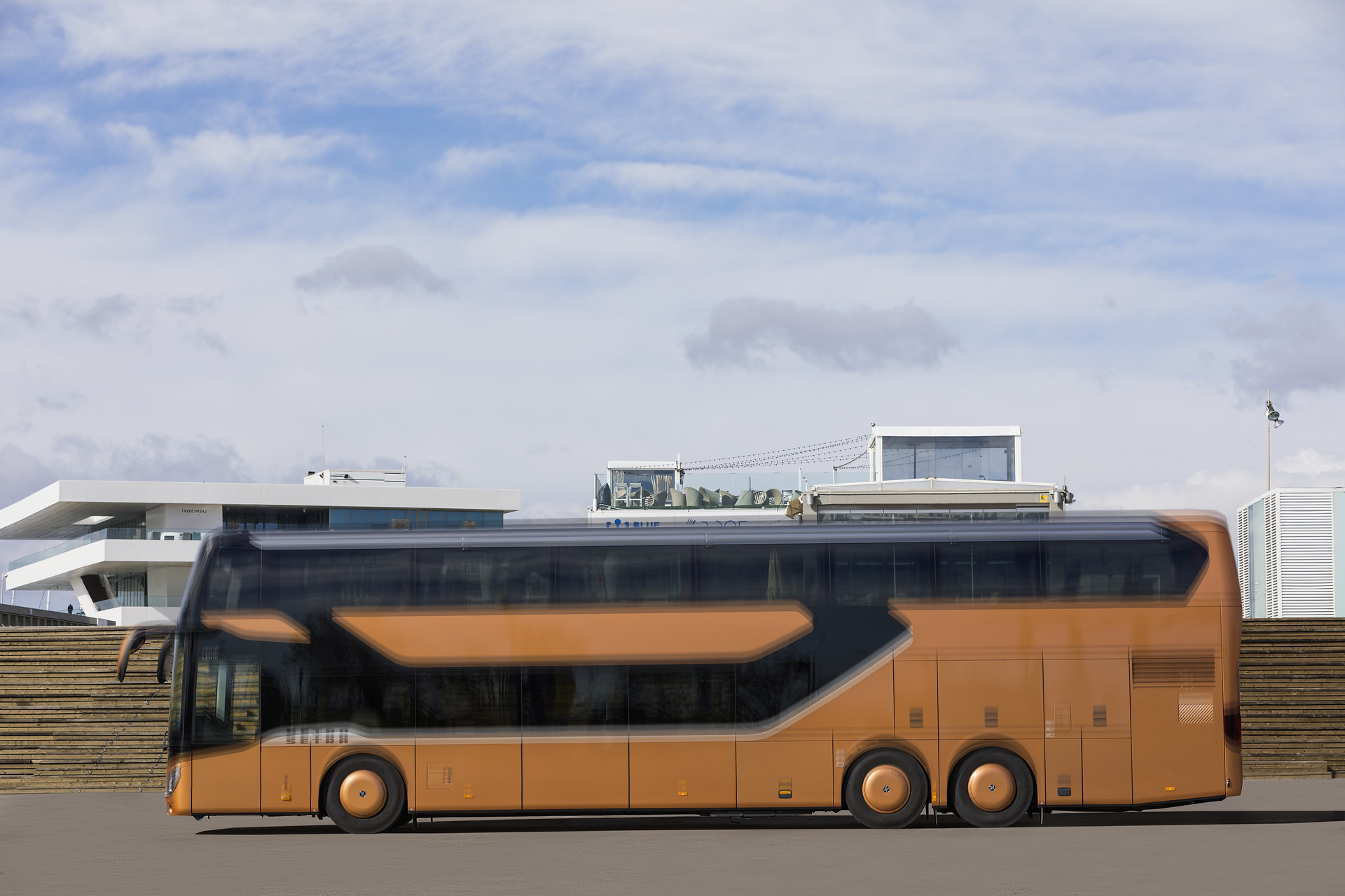Setra S 531 DT TopClass 500, Exterieur, Peach Metallic, OM 471 mit 375 kW (510 PS), 12,8 L Hubraum, 8-Gang Mercedes PowerShift, Active Brake Assist 4, Sideguard Assist, LED-Scheinwerfer, Länge/Breite/Höhe: 14.000/2.550/4.000 mm, Bestuhlung: 1/79. Setra S 531 DT TopClass 500, Modelljahr 2017