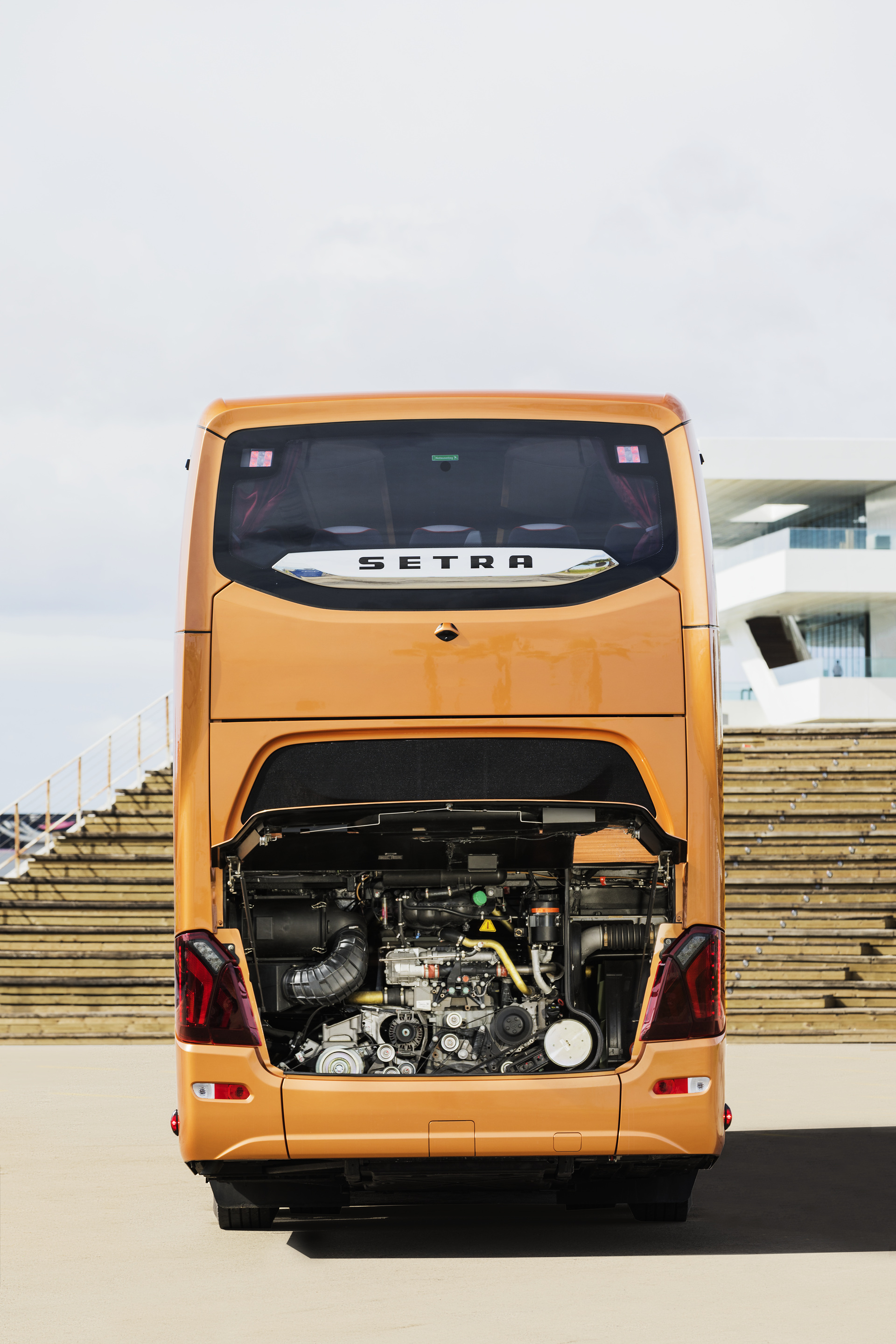 Setra S 531 DT TopClass 500, Exterieur, Peach Metallic, OM 471 mit 375 kW (510 PS), 12,8 L Hubraum, 8-Gang Mercedes PowerShift, Active Brake Assist 4, Sideguard Assist, LED-Scheinwerfer, Länge/Breite/Höhe: 14.000/2.550/4.000 mm, Bestuhlung: 1/79. Setra S 531 DT TopClass 500, Modelljahr 2017