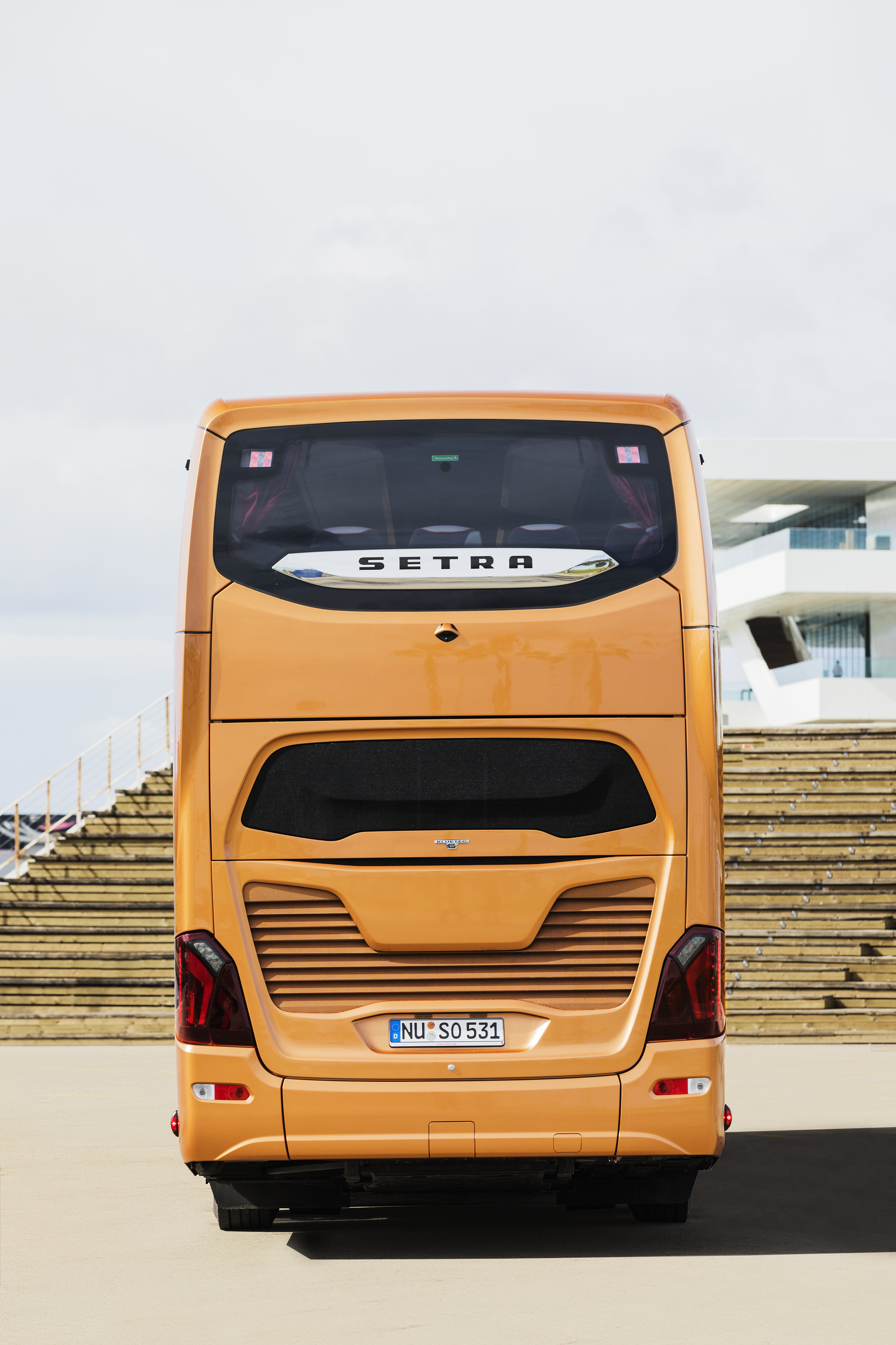 Setra S 531 DT TopClass 500, Exterieur, Peach Metallic, OM 471 mit 375 kW (510 PS), 12,8 L Hubraum, 8-Gang Mercedes PowerShift, Active Brake Assist 4, Sideguard Assist, LED-Scheinwerfer, Länge/Breite/Höhe: 14.000/2.550/4.000 mm, Bestuhlung: 1/79. Setra S 531 DT TopClass 500, Modelljahr 2017