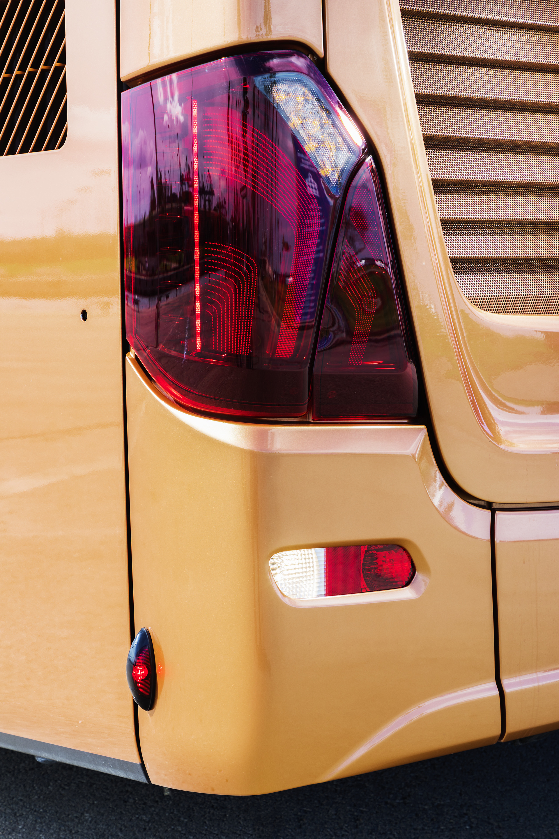Setra S 531 DT TopClass 500, Exterieur, Peach Metallic, OM 471 mit 375 kW (510 PS), 12,8 L Hubraum, 8-Gang Mercedes PowerShift, Active Brake Assist 4, Sideguard Assist, LED-Scheinwerfer, Länge/Breite/Höhe: 14.000/2.550/4.000 mm, Bestuhlung: 1/79. Setra S 531 DT TopClass 500, Modelljahr 2017