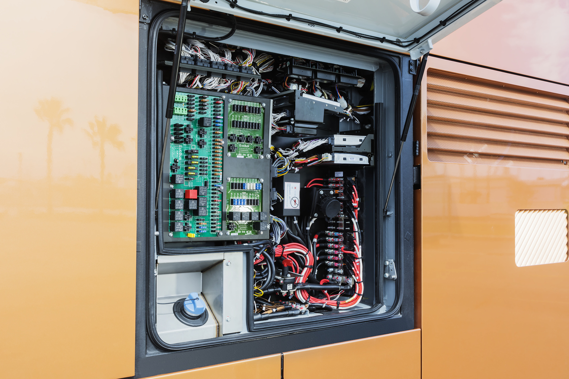 Setra S 531 DT TopClass 500, Exterieur, Peach Metallic, OM 471 mit 375 kW (510 PS), 12,8 L Hubraum, 8-Gang Mercedes PowerShift, Active Brake Assist 4, Sideguard Assist, LED-Scheinwerfer, Länge/Breite/Höhe: 14.000/2.550/4.000 mm, Bestuhlung: 1/79. Setra S 531 DT TopClass 500, Modelljahr 2017
