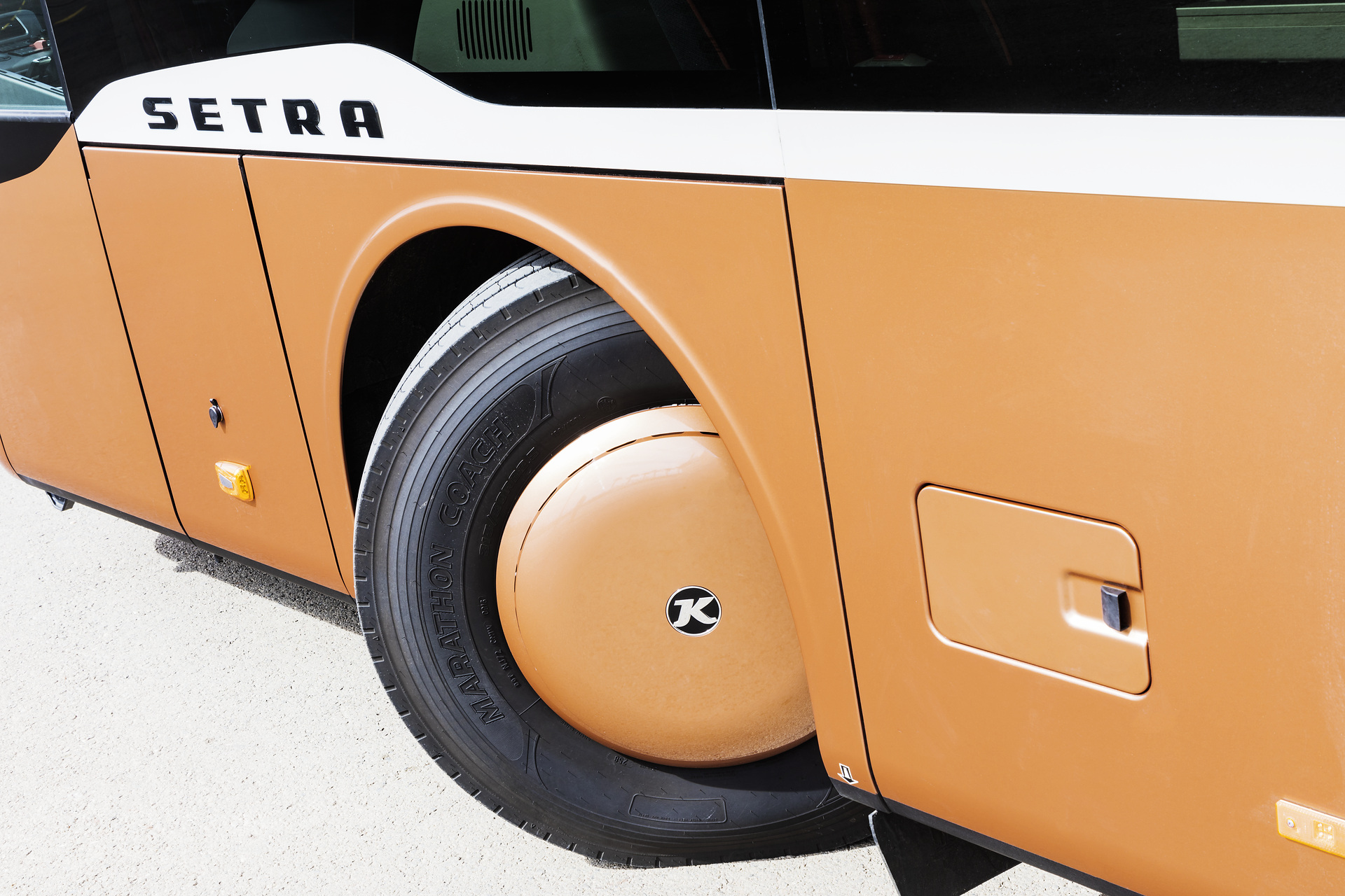 Setra S 531 DT TopClass 500, Exterieur, Peach Metallic, OM 471 mit 375 kW (510 PS), 12,8 L Hubraum, 8-Gang Mercedes PowerShift, Active Brake Assist 4, Sideguard Assist, LED-Scheinwerfer, Länge/Breite/Höhe: 14.000/2.550/4.000 mm, Bestuhlung: 1/79. Setra S 531 DT TopClass 500, Modelljahr 2017