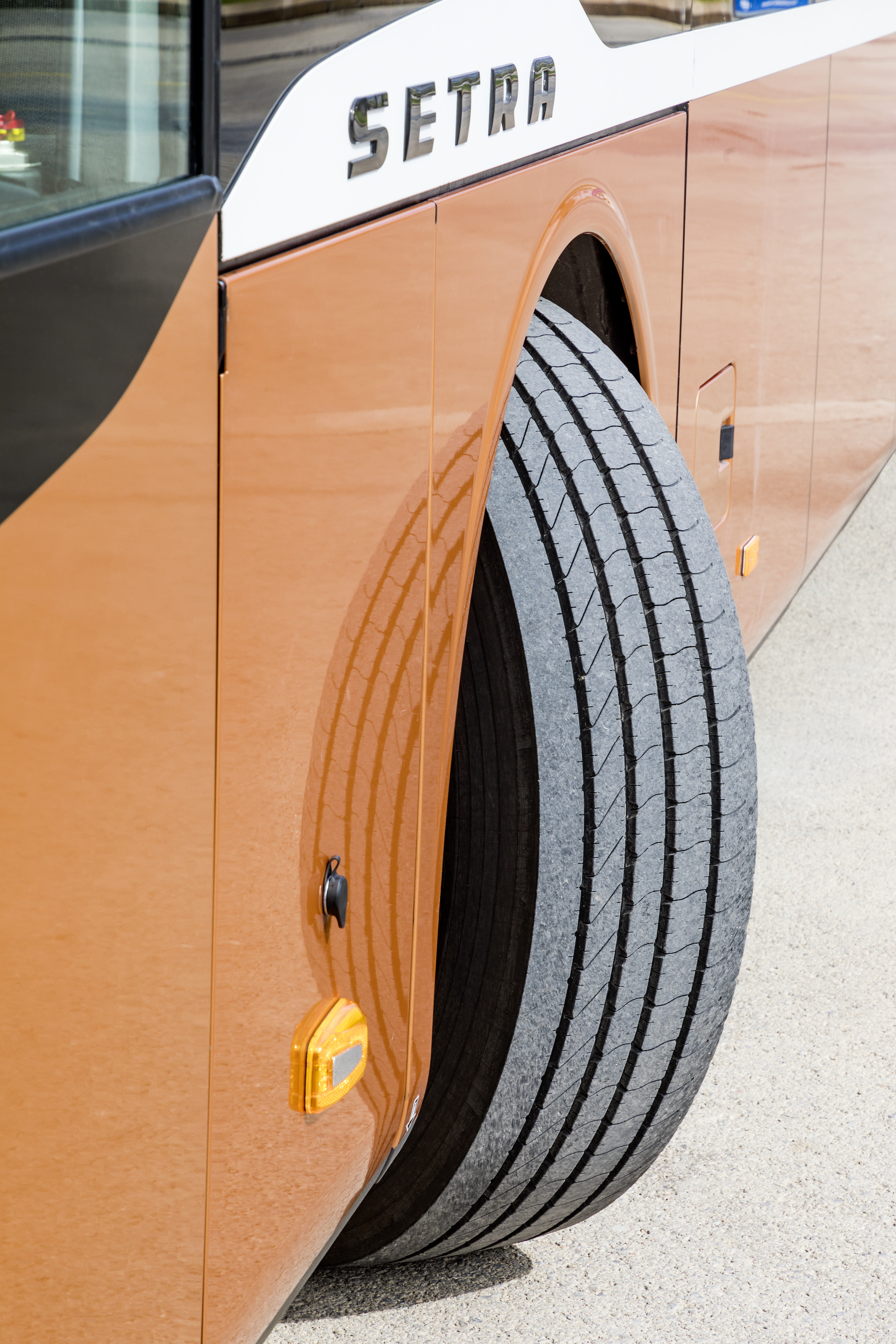 Setra S 531 DT TopClass 500, Exterieur, Peach Metallic, OM 471 mit 375 kW (510 PS), 12,8 L Hubraum, 8-Gang Mercedes PowerShift, Active Brake Assist 4, Sideguard Assist, LED-Scheinwerfer, Länge/Breite/Höhe: 14.000/2.550/4.000 mm, Bestuhlung: 1/79. Setra S 531 DT TopClass 500, Modelljahr 2017