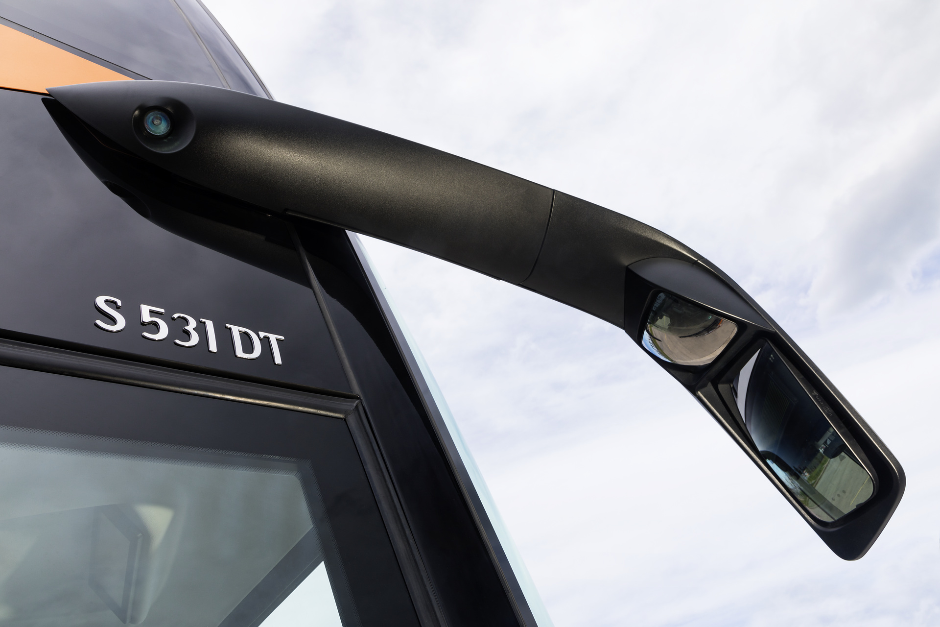 Setra S 531 DT TopClass 500, Exterieur, Peach Metallic, OM 471 mit 375 kW (510 PS), 12,8 L Hubraum, 8-Gang Mercedes PowerShift, Active Brake Assist 4, Sideguard Assist, LED-Scheinwerfer, Länge/Breite/Höhe: 14.000/2.550/4.000 mm, Bestuhlung: 1/79. Setra S 531 DT TopClass 500, Modelljahr 2017