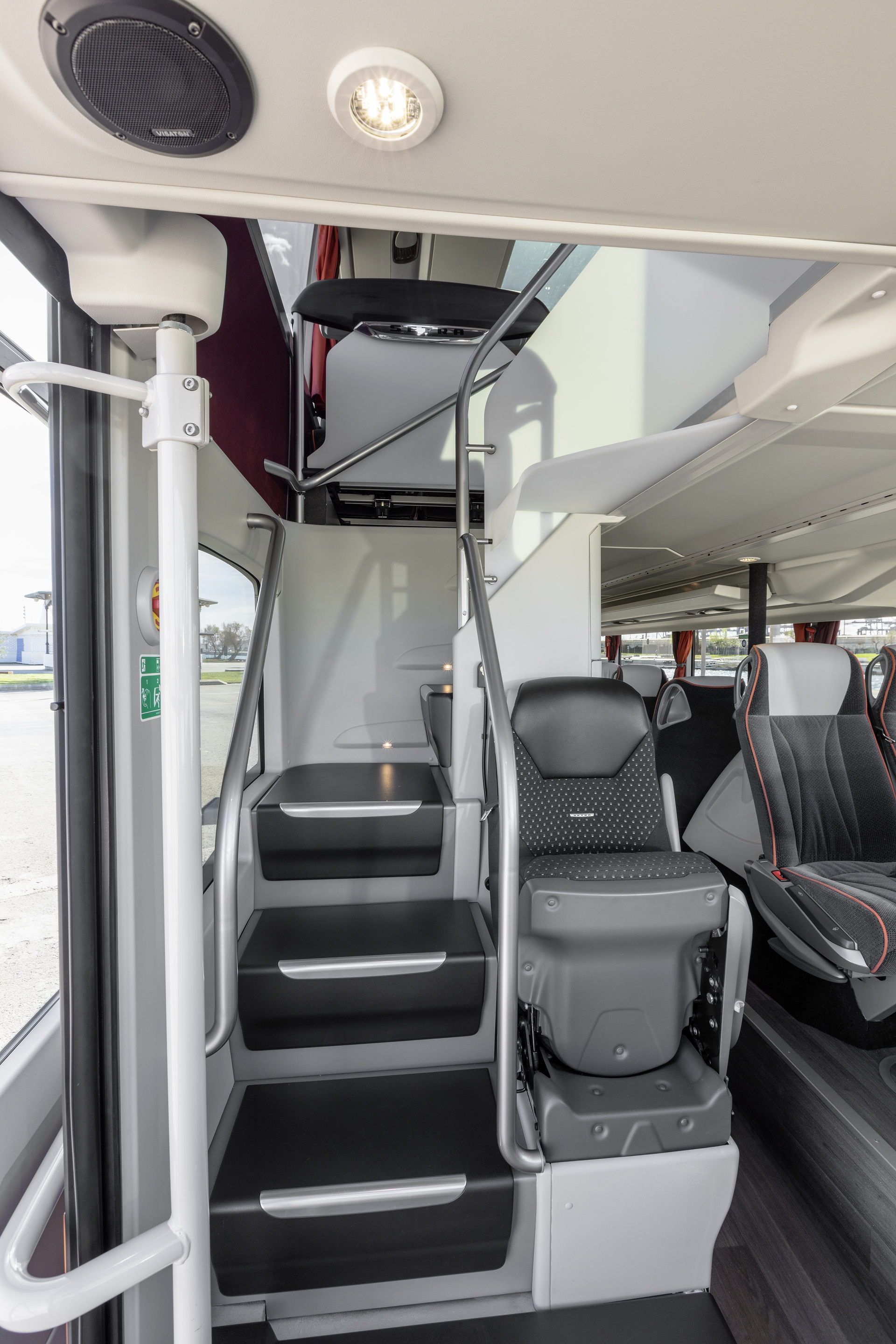 Setra S 531 DT TopClass 500, Unterdeck, Interieur, Cockpit Comfort, Sitzbezüge: Vanity grau, OM 471 mit 375 kW (510 PS), 12,8 L Hubraum, 8-Gang Mercedes PowerShift, Active Brake Assist 4, Sideguard Assist, LED-Scheinwerfer, Länge/Breite/Höhe: 14.000/2.550/4.000 mm, Bestuhlung: 1/79. Setra S 531 DT TopClass 500, Modelljahr 2017