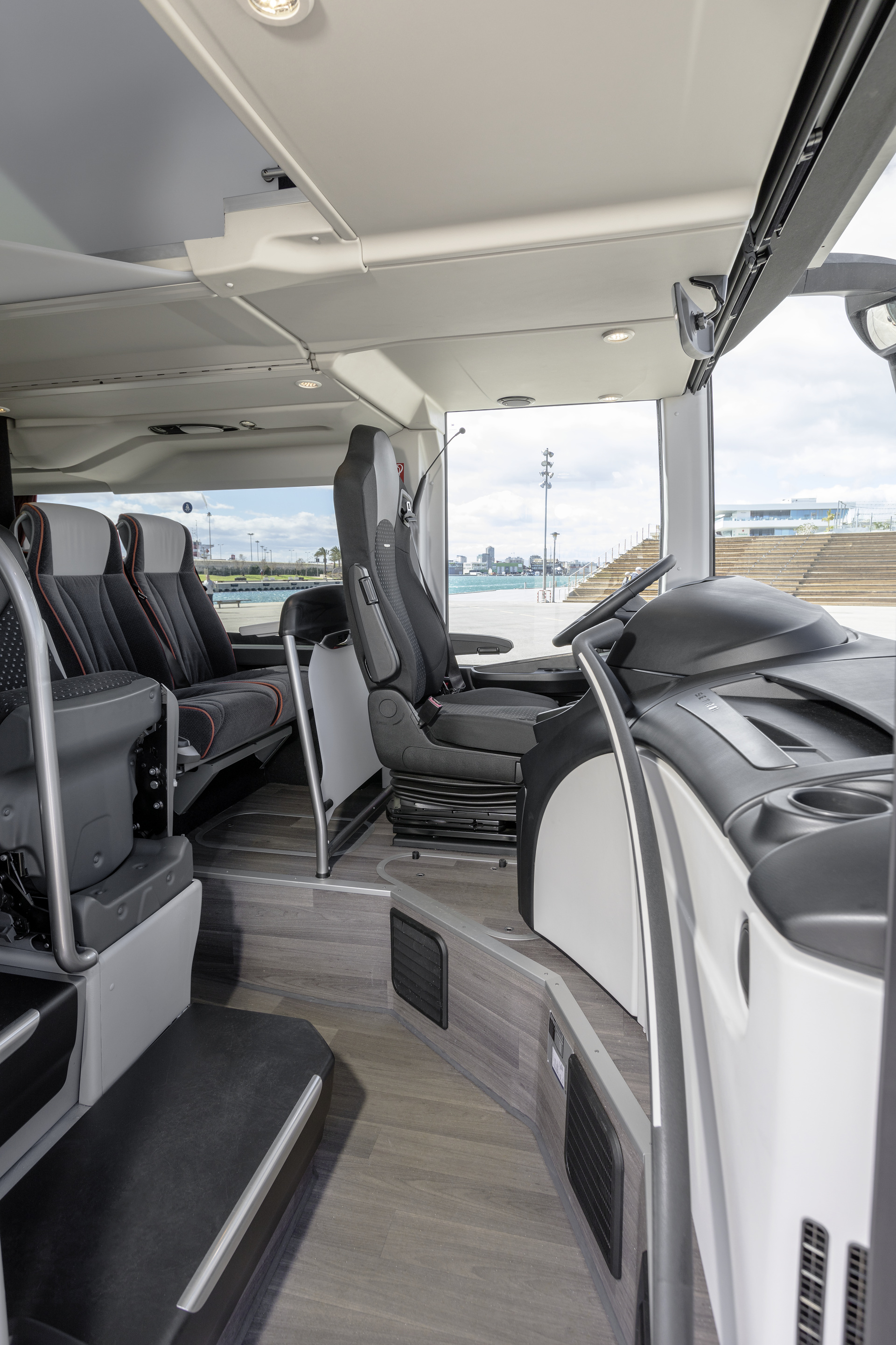 Setra S 531 DT TopClass 500, Unterdeck, Interieur, Cockpit Comfort, Sitzbezüge: Vanity grau, OM 471 mit 375 kW (510 PS), 12,8 L Hubraum, 8-Gang Mercedes PowerShift, Active Brake Assist 4, Sideguard Assist, LED-Scheinwerfer, Länge/Breite/Höhe: 14.000/2.550/4.000 mm, Bestuhlung: 1/79. Setra S 531 DT TopClass 500, Modelljahr 2017