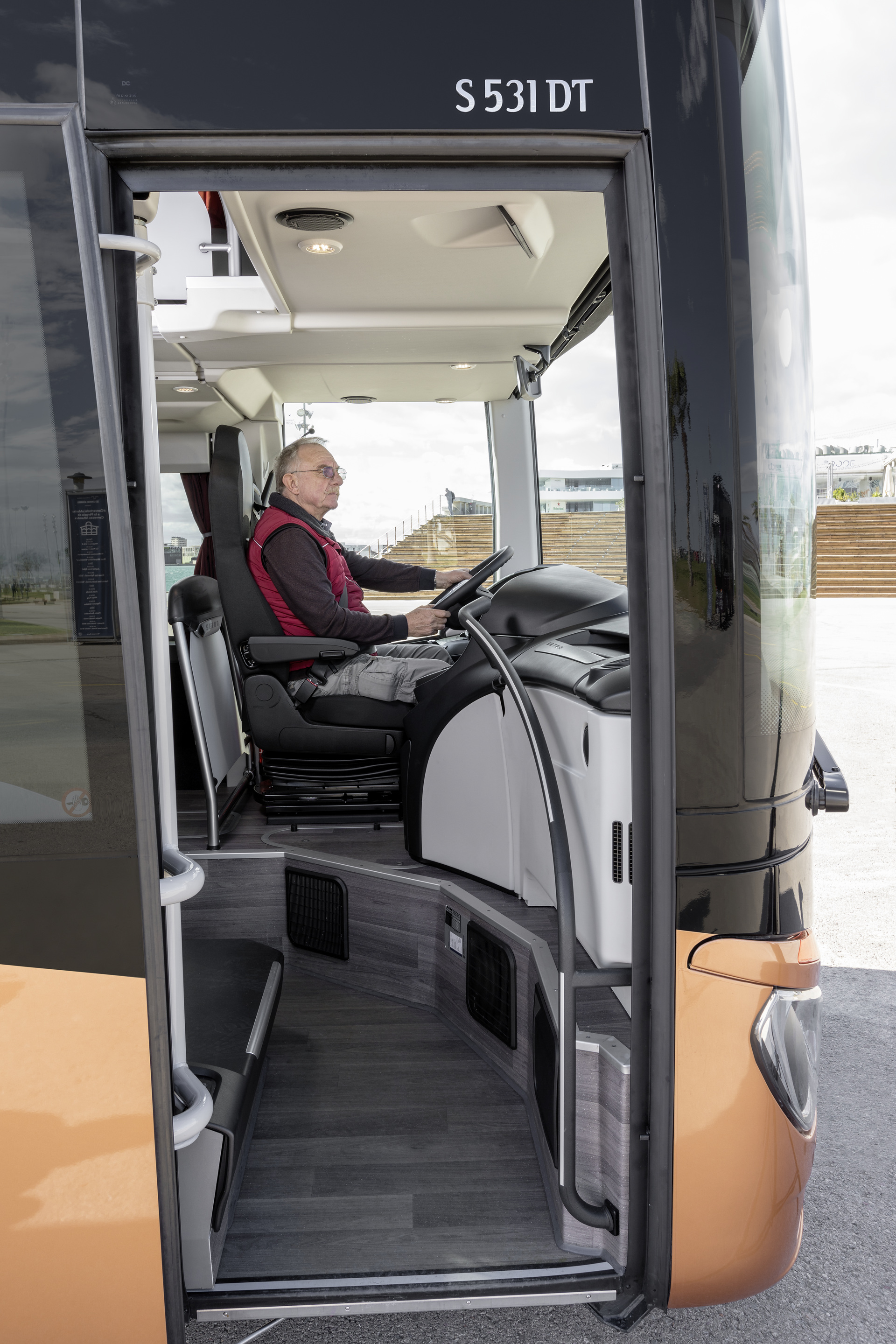 Setra S 531 DT TopClass 500, Unterdeck, Interieur, Cockpit Comfort, Sitzbezüge: Vanity grau, OM 471 mit 375 kW (510 PS), 12,8 L Hubraum, 8-Gang Mercedes PowerShift, Active Brake Assist 4, Sideguard Assist, LED-Scheinwerfer, Länge/Breite/Höhe: 14.000/2.550/4.000 mm, Bestuhlung: 1/79. Setra S 531 DT TopClass 500, Modelljahr 2017