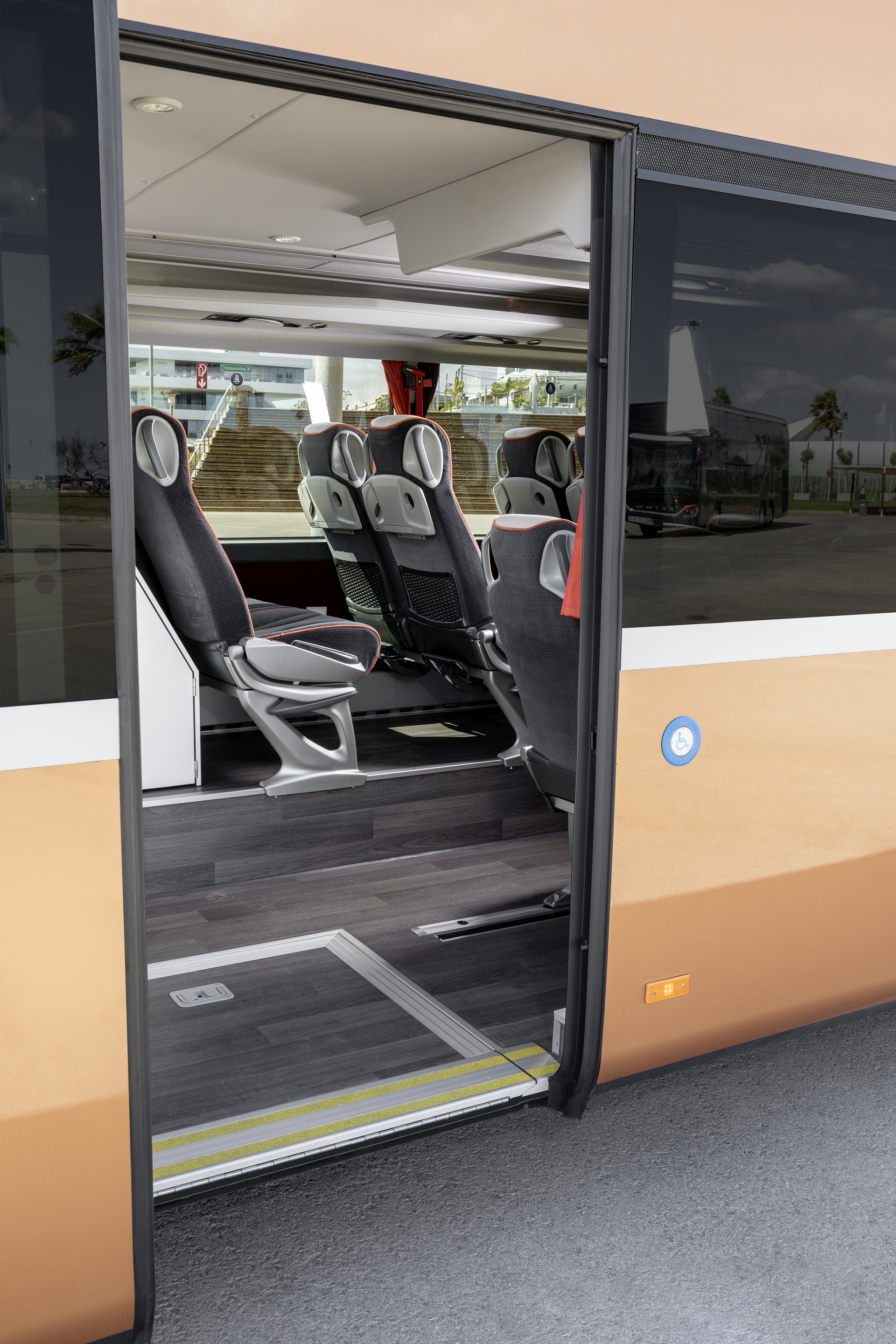 Setra S 531 DT TopClass 500, Unterdeck, Interieur, Cockpit Comfort, Sitzbezüge: Vanity grau, OM 471 mit 375 kW (510 PS), 12,8 L Hubraum, 8-Gang Mercedes PowerShift, Active Brake Assist 4, Sideguard Assist, LED-Scheinwerfer, Länge/Breite/Höhe: 14.000/2.550/4.000 mm, Bestuhlung: 1/79. Setra S 531 DT TopClass 500, Modelljahr 2017
