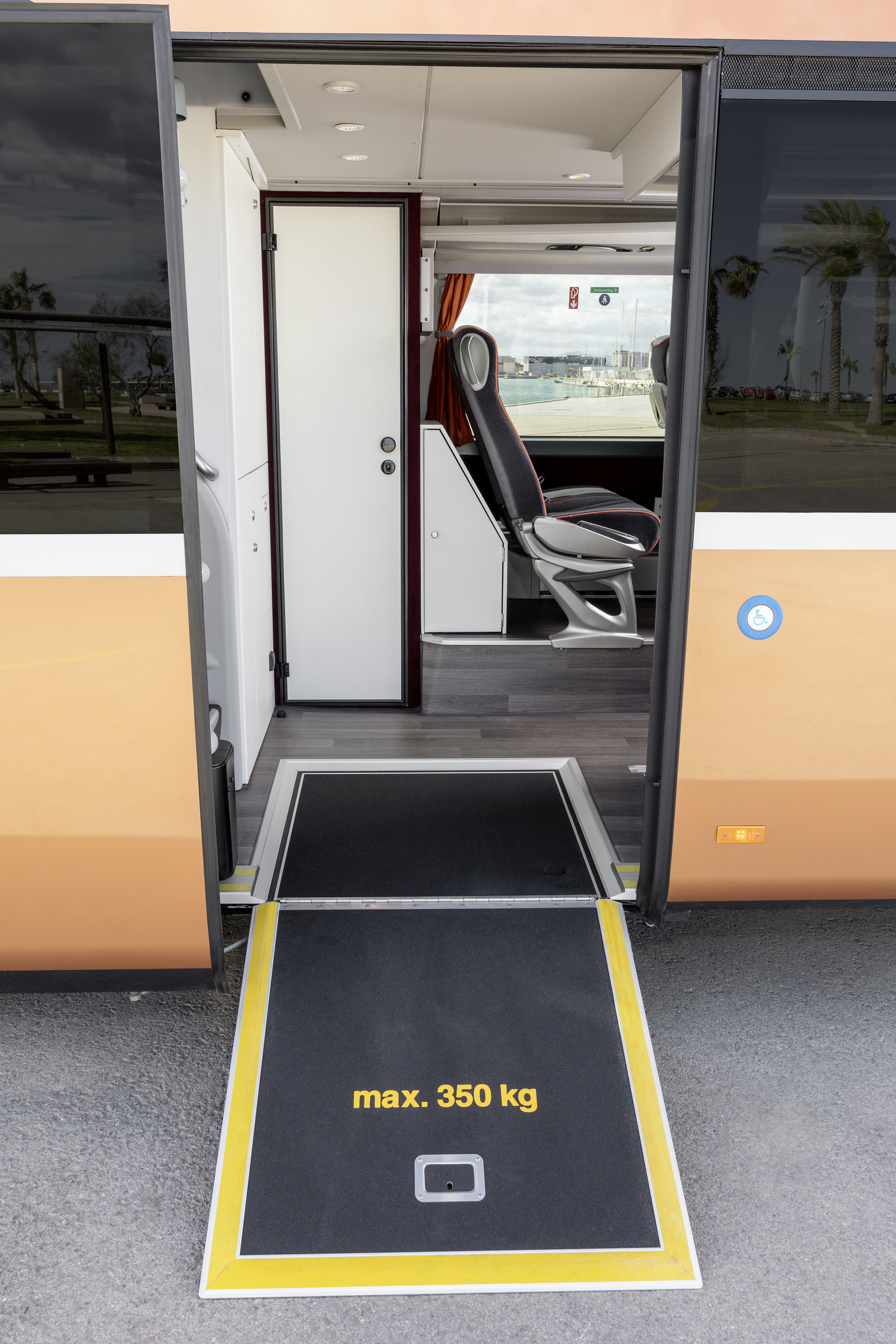 Setra S 531 DT TopClass 500, Unterdeck, Interieur, Cockpit Comfort, Sitzbezüge: Vanity grau, OM 471 mit 375 kW (510 PS), 12,8 L Hubraum, 8-Gang Mercedes PowerShift, Active Brake Assist 4, Sideguard Assist, LED-Scheinwerfer, Länge/Breite/Höhe: 14.000/2.550/4.000 mm, Bestuhlung: 1/79. Setra S 531 DT TopClass 500, Modelljahr 2017