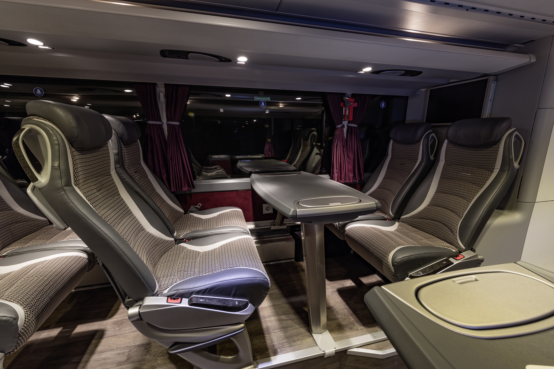 Setra S 531 DT TopClass 500, Unterdeck, Interieur, Cockpit Comfort Plus, Sitzbezüge: Gecko Kiesel, OM 471 mit 375 kW (510 PS), 12,8 L Hubraum, 8-Gang Mercedes PowerShift, Active Brake Assist 4, Sideguard Assist, LED-Scheinwerfer, Länge/Breite/Höhe: 14.000/2.550/4.000 mm, Bestuhlung: 1/78. Setra S 531 DT TopClass 500, Modelljahr 2017