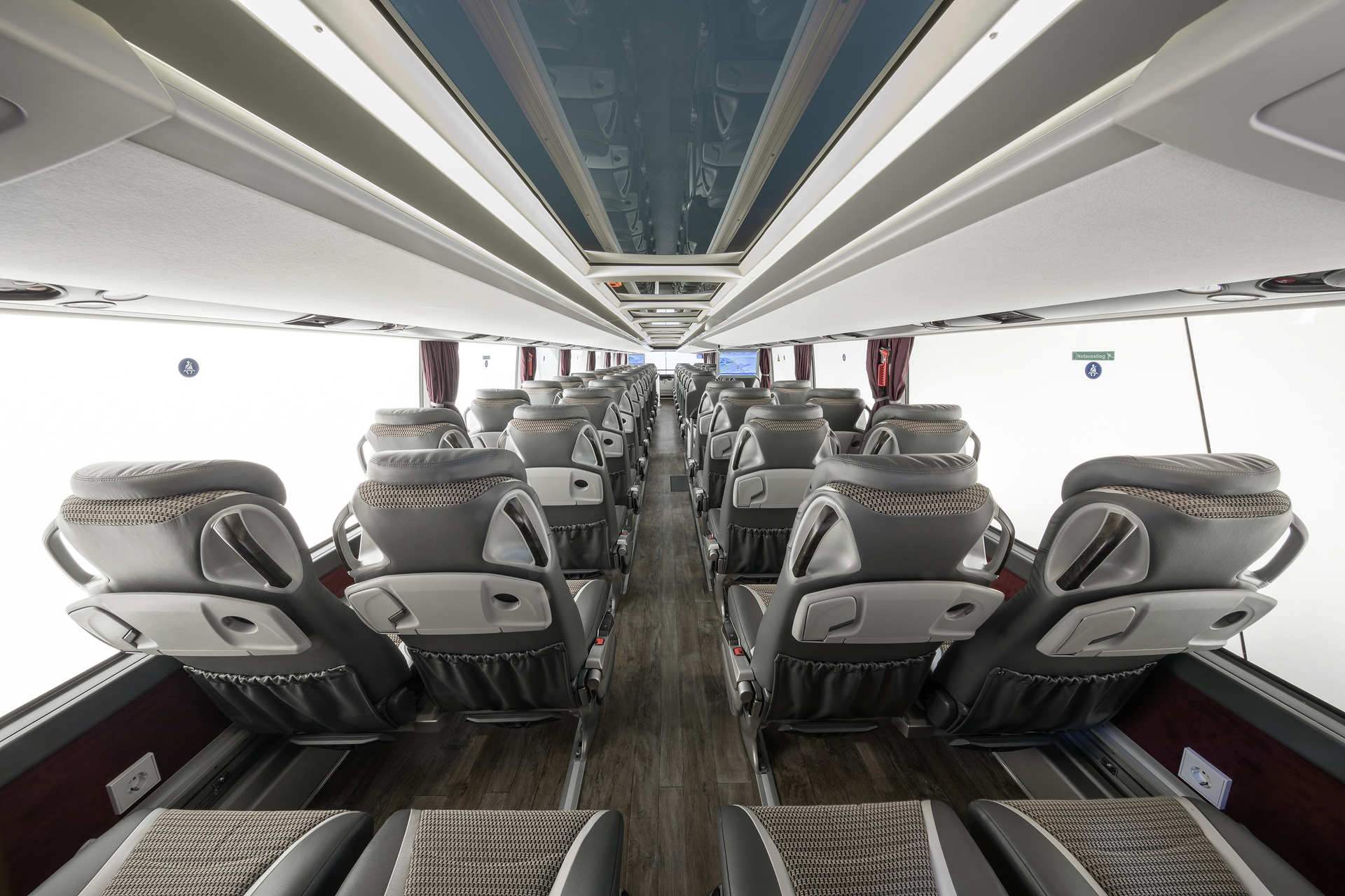 Setra S 531 DT TopClass 500, Unterdeck, Interieur, Cockpit Comfort Plus, Sitzbezüge: Gecko Kiesel, OM 471 mit 375 kW (510 PS), 12,8 L Hubraum, 8-Gang Mercedes PowerShift, Active Brake Assist 4, Sideguard Assist, LED-Scheinwerfer, Länge/Breite/Höhe: 14.000/2.550/4.000 mm, Bestuhlung: 1/78. Setra S 531 DT TopClass 500, Modelljahr 2017
