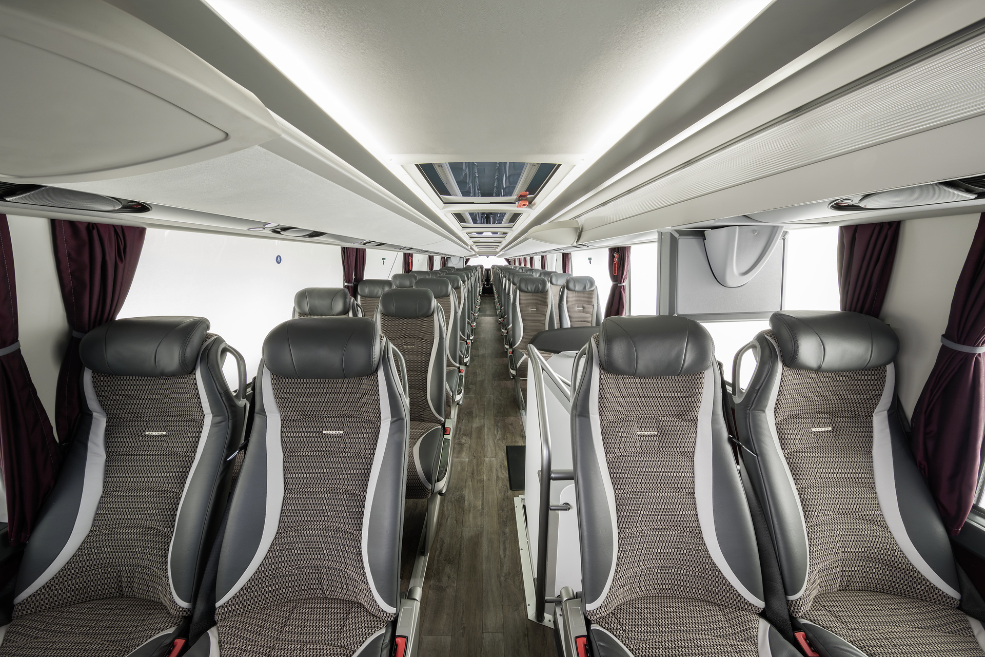 Setra S 531 DT TopClass 500, Unterdeck, Interieur, Cockpit Comfort Plus, Sitzbezüge: Gecko Kiesel, OM 471 mit 375 kW (510 PS), 12,8 L Hubraum, 8-Gang Mercedes PowerShift, Active Brake Assist 4, Sideguard Assist, LED-Scheinwerfer, Länge/Breite/Höhe: 14.000/2.550/4.000 mm, Bestuhlung: 1/78. Setra S 531 DT TopClass 500, Modelljahr 2017