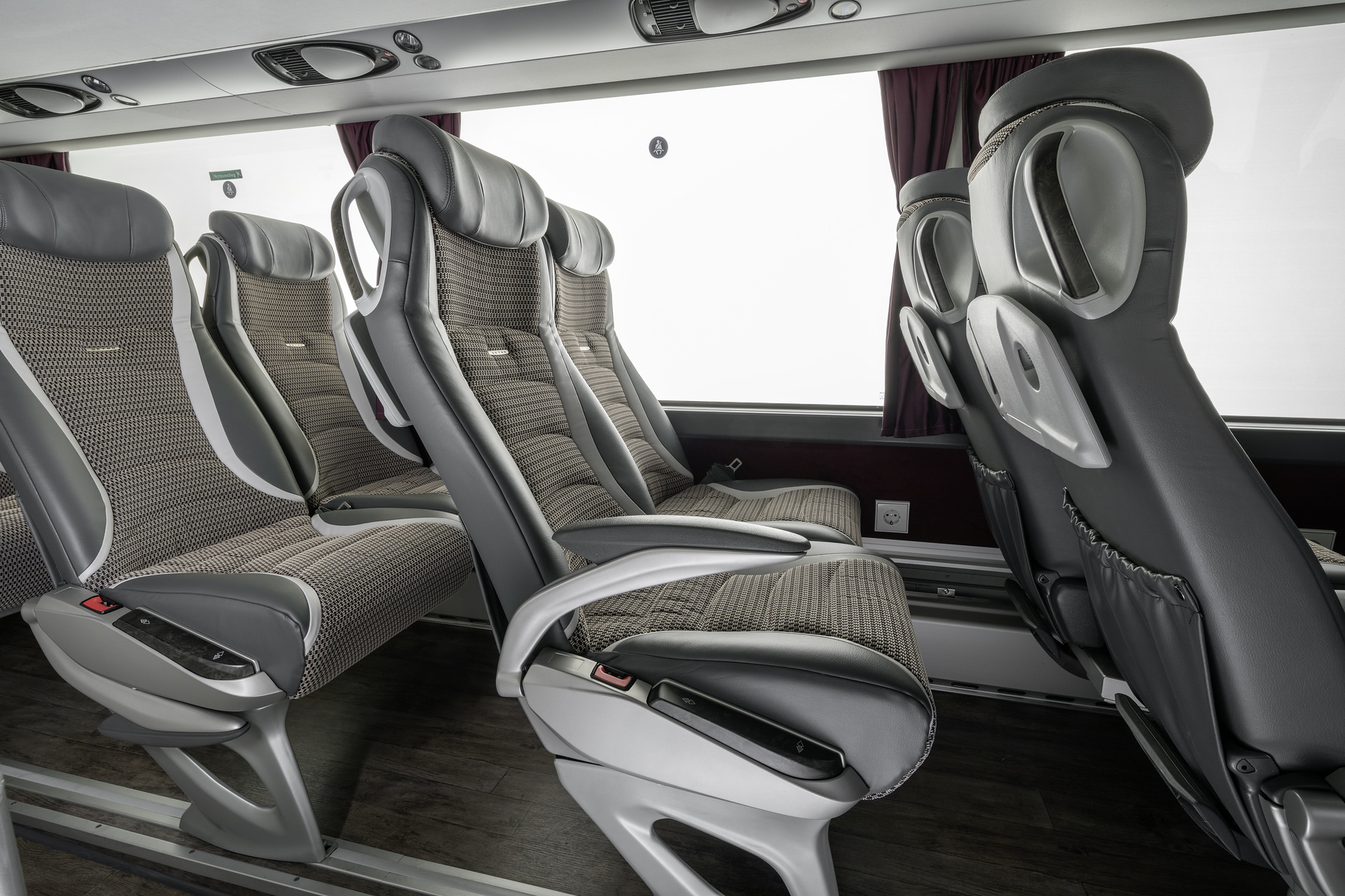 Setra S 531 DT TopClass 500, Unterdeck, Interieur, Cockpit Comfort Plus, Sitzbezüge: Gecko Kiesel, OM 471 mit 375 kW (510 PS), 12,8 L Hubraum, 8-Gang Mercedes PowerShift, Active Brake Assist 4, Sideguard Assist, LED-Scheinwerfer, Länge/Breite/Höhe: 14.000/2.550/4.000 mm, Bestuhlung: 1/78. Setra S 531 DT TopClass 500, Modelljahr 2017