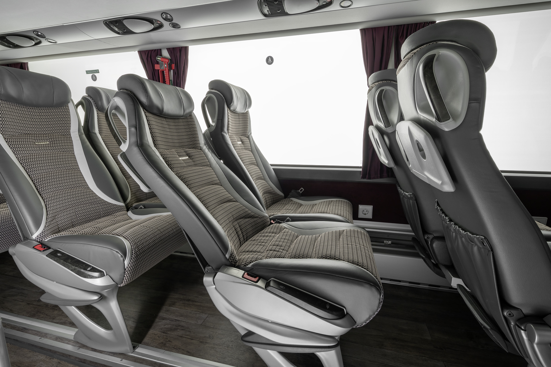 Setra S 531 DT TopClass 500, Unterdeck, Interieur, Cockpit Comfort Plus, Sitzbezüge: Gecko Kiesel, OM 471 mit 375 kW (510 PS), 12,8 L Hubraum, 8-Gang Mercedes PowerShift, Active Brake Assist 4, Sideguard Assist, LED-Scheinwerfer, Länge/Breite/Höhe: 14.000/2.550/4.000 mm, Bestuhlung: 1/78. Setra S 531 DT TopClass 500, Modelljahr 2017