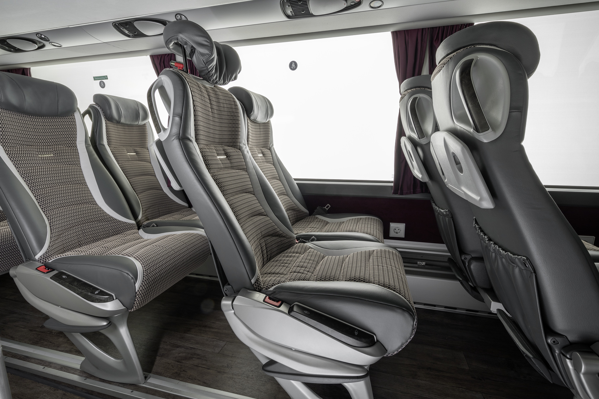 Setra S 531 DT TopClass 500, Unterdeck, Interieur, Cockpit Comfort Plus, Sitzbezüge: Gecko Kiesel, OM 471 mit 375 kW (510 PS), 12,8 L Hubraum, 8-Gang Mercedes PowerShift, Active Brake Assist 4, Sideguard Assist, LED-Scheinwerfer, Länge/Breite/Höhe: 14.000/2.550/4.000 mm, Bestuhlung: 1/78. Setra S 531 DT TopClass 500, Modelljahr 2017