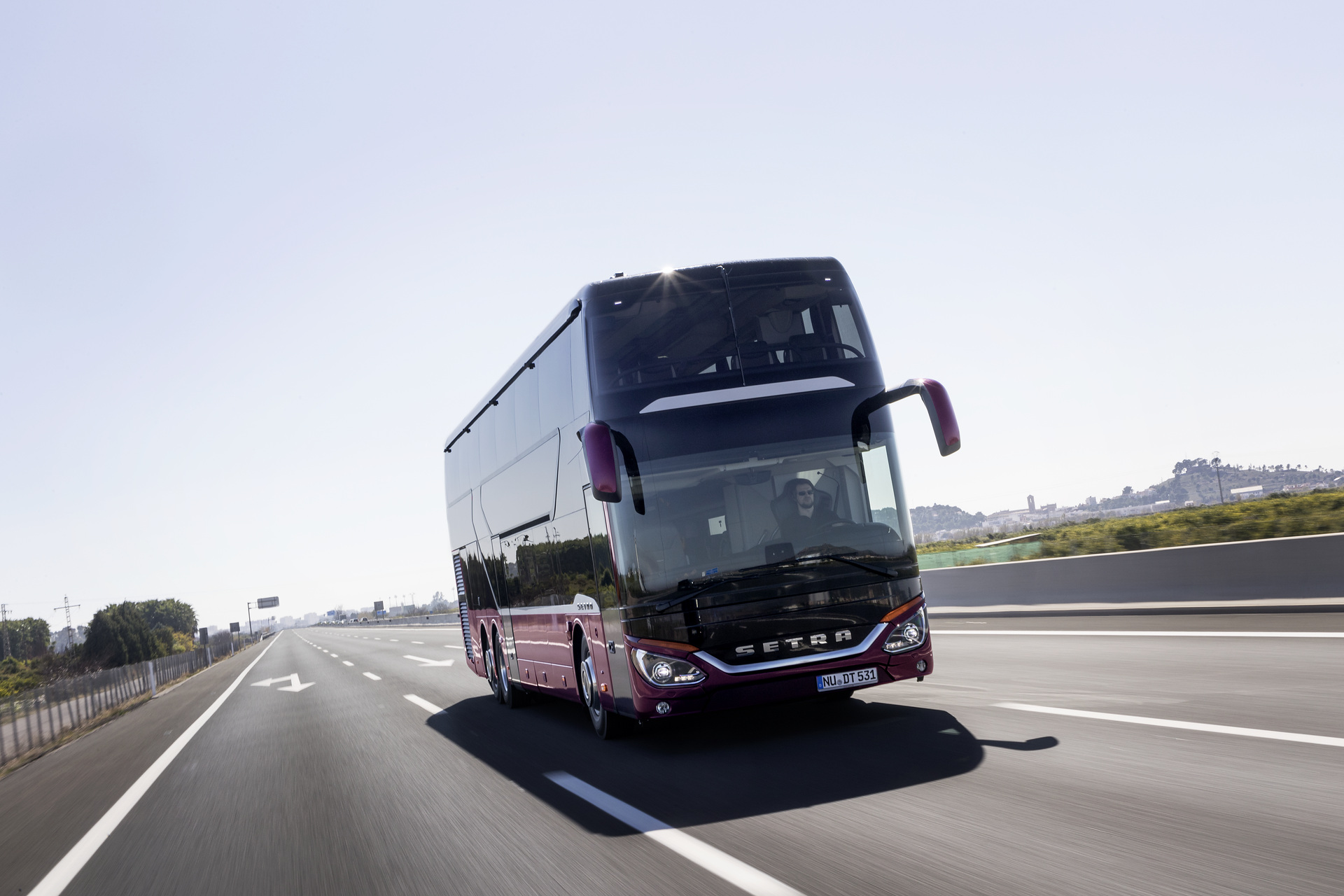 Setra S 531 DT TopClass 500, Exterieur, Viola Pyxis Metallic, OM 471 mit 375 kW (510 PS), 12,8 L Hubraum, 8-Gang Mercedes PowerShift, Active Brake Assist 4, Sideguard Assist, LED-Scheinwerfer, Länge/Breite/Höhe: 14.000/2.550/4.000 mm, Bestuhlung: 1/78. Setra S 531 DT TopClass 500, Modelljahr 2017
