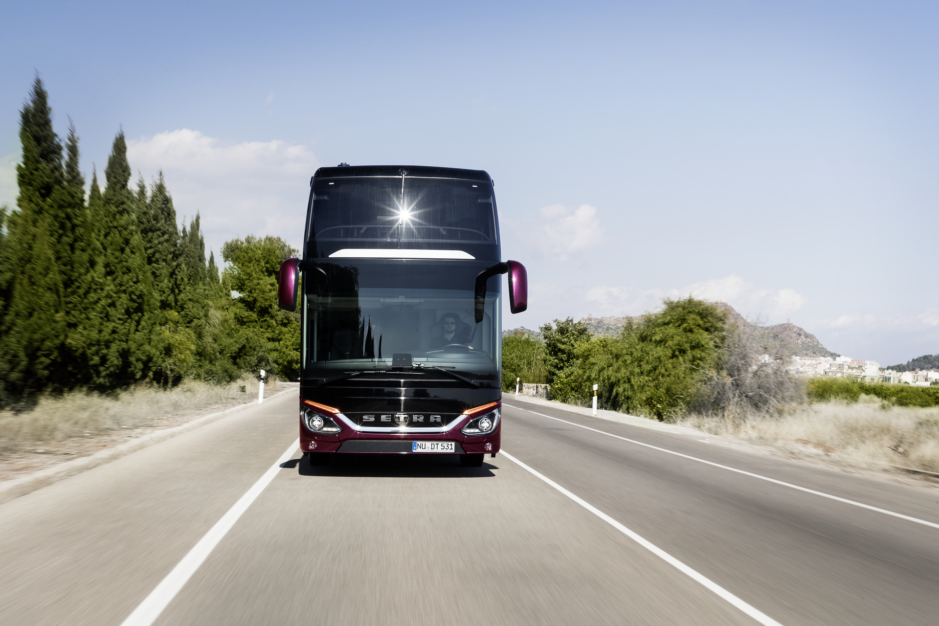 Setra S 531 DT TopClass 500, Exterieur, Viola Pyxis Metallic, OM 471 mit 375 kW (510 PS), 12,8 L Hubraum, 8-Gang Mercedes PowerShift, Active Brake Assist 4, Sideguard Assist, LED-Scheinwerfer, Länge/Breite/Höhe: 14.000/2.550/4.000 mm, Bestuhlung: 1/78. Setra S 531 DT TopClass 500, Modelljahr 2017