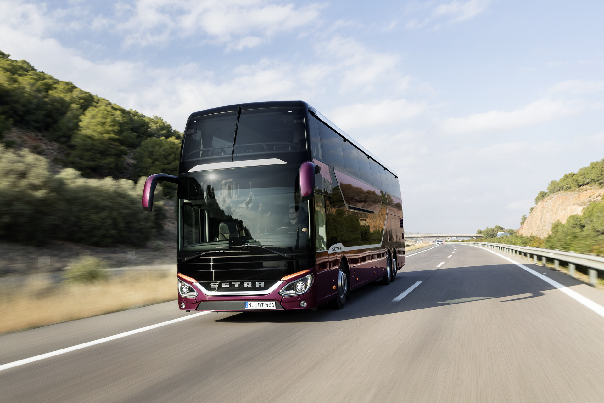 Setra S 531 DT TopClass 500, Exterieur, Viola Pyxis Metallic, OM 471 mit 375 kW (510 PS), 12,8 L Hubraum, 8-Gang Mercedes PowerShift, Active Brake Assist 4, Sideguard Assist, LED-Scheinwerfer, Länge/Breite/Höhe: 14.000/2.550/4.000 mm, Bestuhlung: 1/78. Setra S 531 DT TopClass 500, Modelljahr 2017