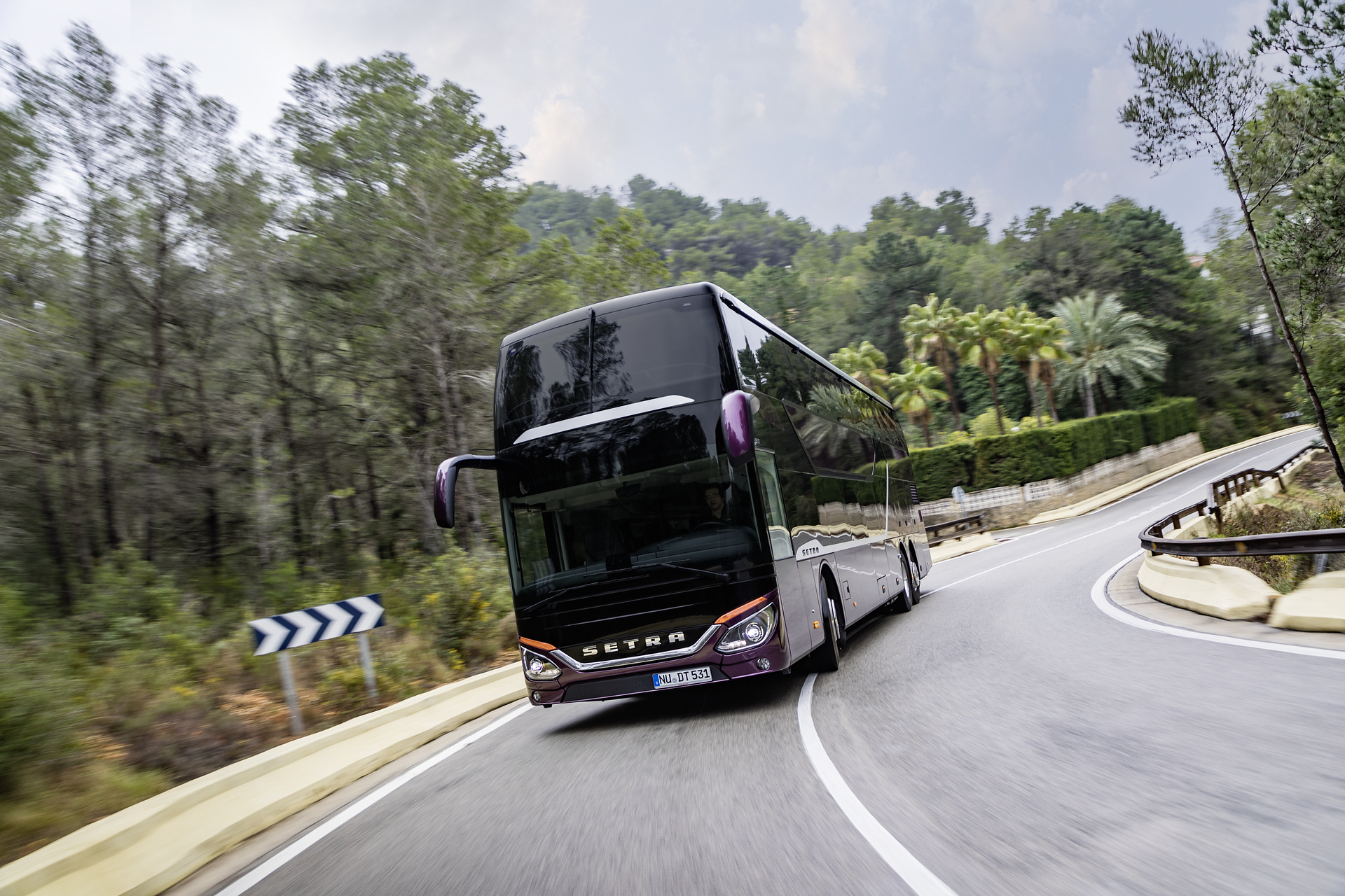 Setra S 531 DT TopClass 500, Exterieur, Viola Pyxis Metallic, OM 471 mit 375 kW (510 PS), 12,8 L Hubraum, 8-Gang Mercedes PowerShift, Active Brake Assist 4, Sideguard Assist, LED-Scheinwerfer, Länge/Breite/Höhe: 14.000/2.550/4.000 mm, Bestuhlung: 1/78. Setra S 531 DT TopClass 500, Modelljahr 2017