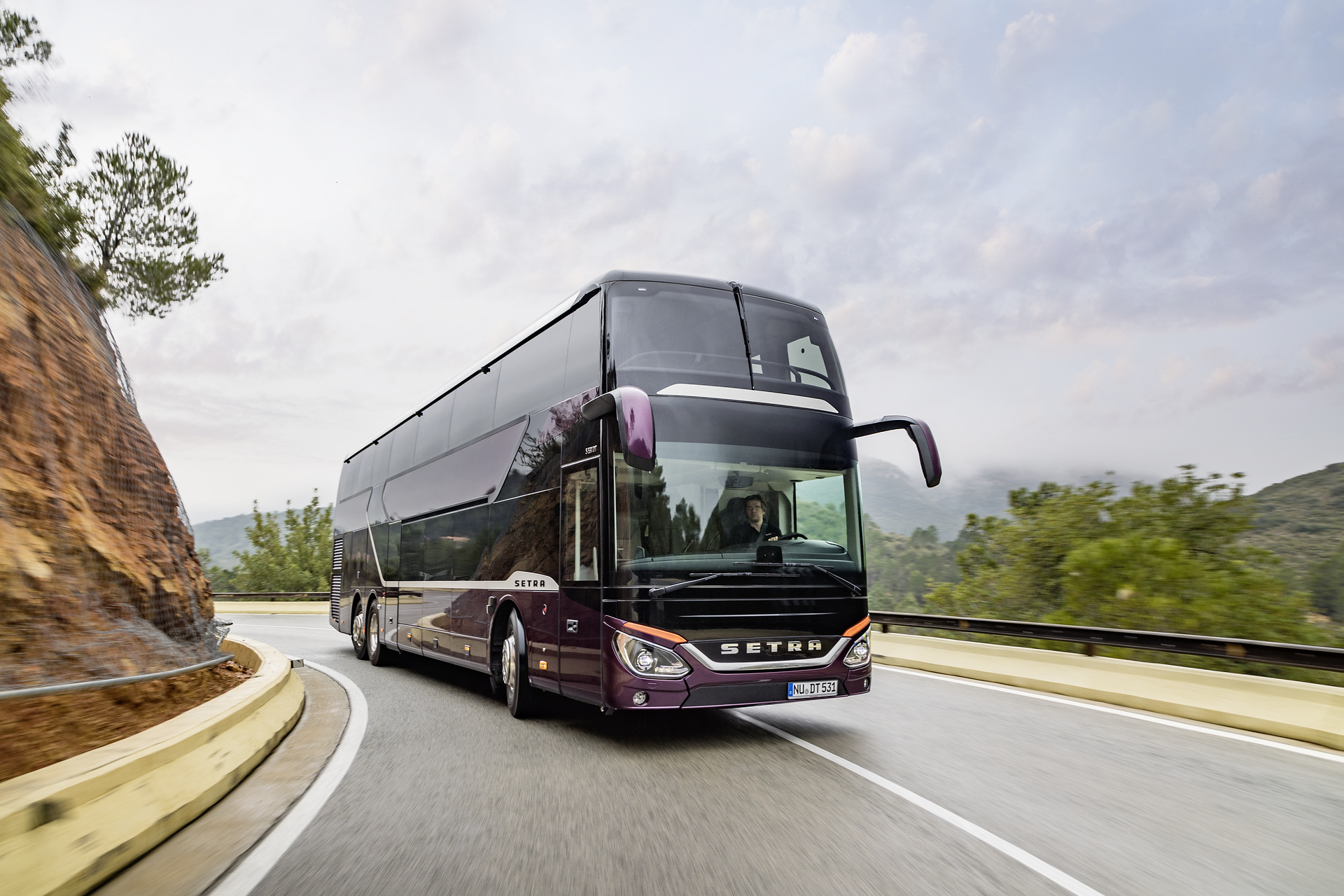 Setra S 531 DT TopClass 500, Exterieur, Viola Pyxis Metallic, OM 471 mit 375 kW (510 PS), 12,8 L Hubraum, 8-Gang Mercedes PowerShift, Active Brake Assist 4, Sideguard Assist, LED-Scheinwerfer, Länge/Breite/Höhe: 14.000/2.550/4.000 mm, Bestuhlung: 1/78. Setra S 531 DT TopClass 500, Modelljahr 2017