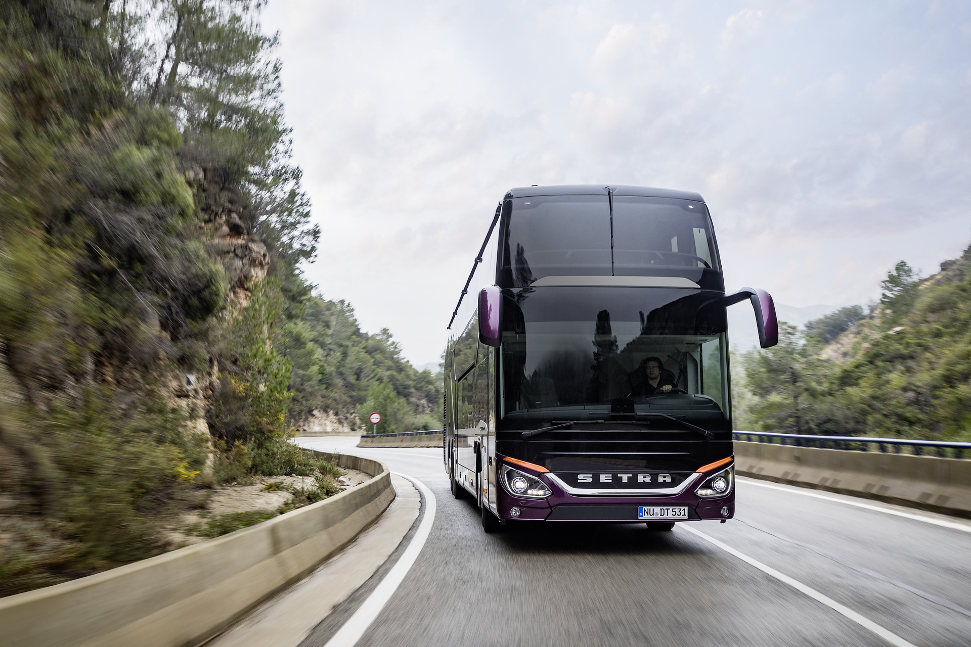 Setra S 531 DT TopClass 500, Exterieur, Viola Pyxis Metallic, OM 471 mit 375 kW (510 PS), 12,8 L Hubraum, 8-Gang Mercedes PowerShift, Active Brake Assist 4, Sideguard Assist, LED-Scheinwerfer, Länge/Breite/Höhe: 14.000/2.550/4.000 mm, Bestuhlung: 1/78. Setra S 531 DT TopClass 500, Modelljahr 2017