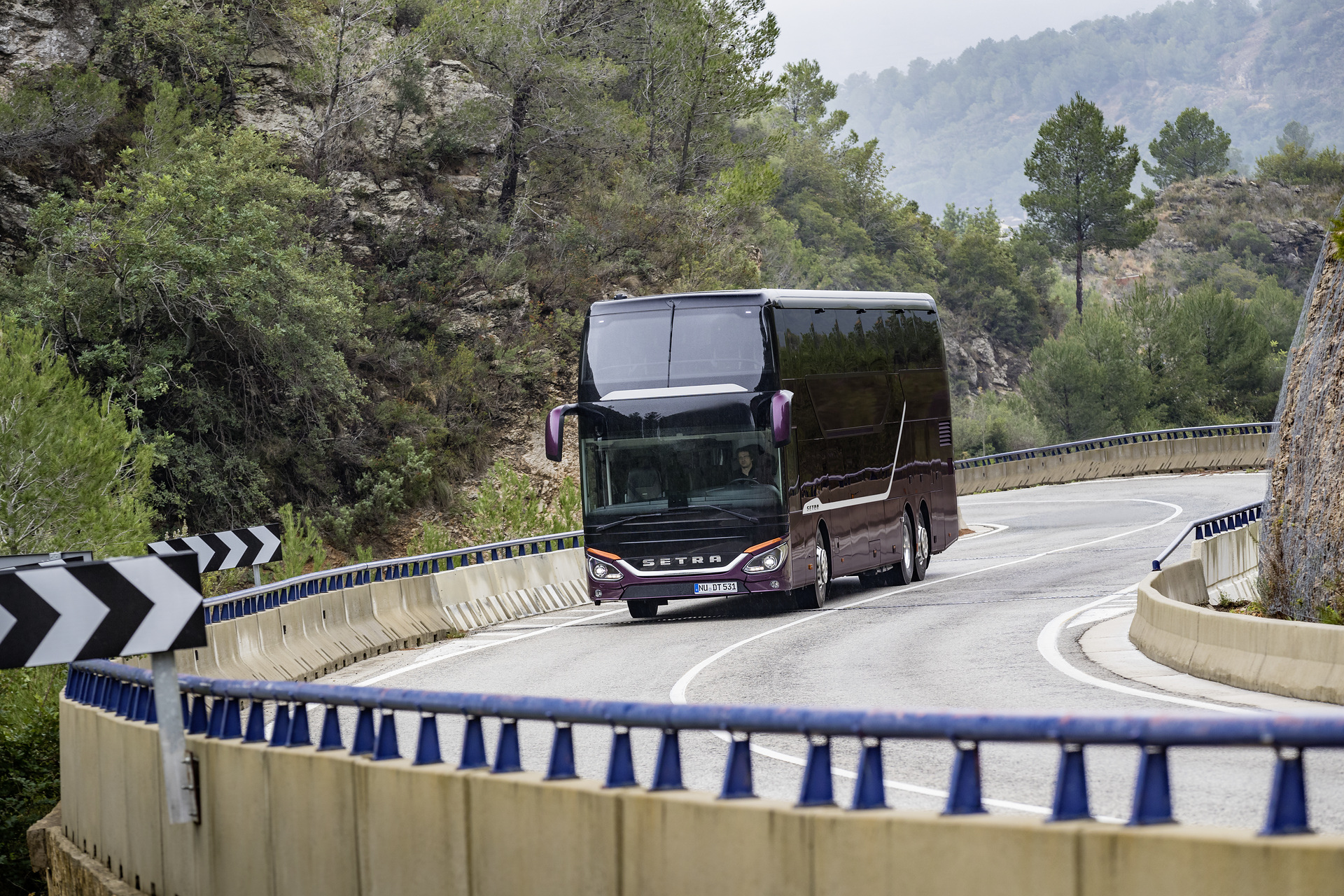 Setra S 531 DT TopClass 500, Exterieur, Viola Pyxis Metallic, OM 471 mit 375 kW (510 PS), 12,8 L Hubraum, 8-Gang Mercedes PowerShift, Active Brake Assist 4, Sideguard Assist, LED-Scheinwerfer, Länge/Breite/Höhe: 14.000/2.550/4.000 mm, Bestuhlung: 1/78. Setra S 531 DT TopClass 500, Modelljahr 2017