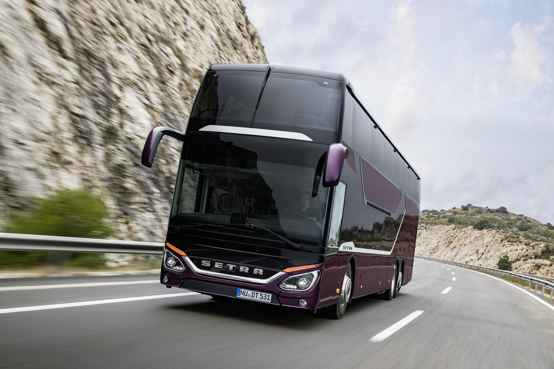 Setra S 531 DT TopClass 500, Exterieur, Viola Pyxis Metallic, OM 471 mit 375 kW (510 PS), 12,8 L Hubraum, 8-Gang Mercedes PowerShift, Active Brake Assist 4, Sideguard Assist, LED-Scheinwerfer, Länge/Breite/Höhe: 14.000/2.550/4.000 mm, Bestuhlung: 1/78. Setra S 531 DT TopClass 500, Modelljahr 2017
