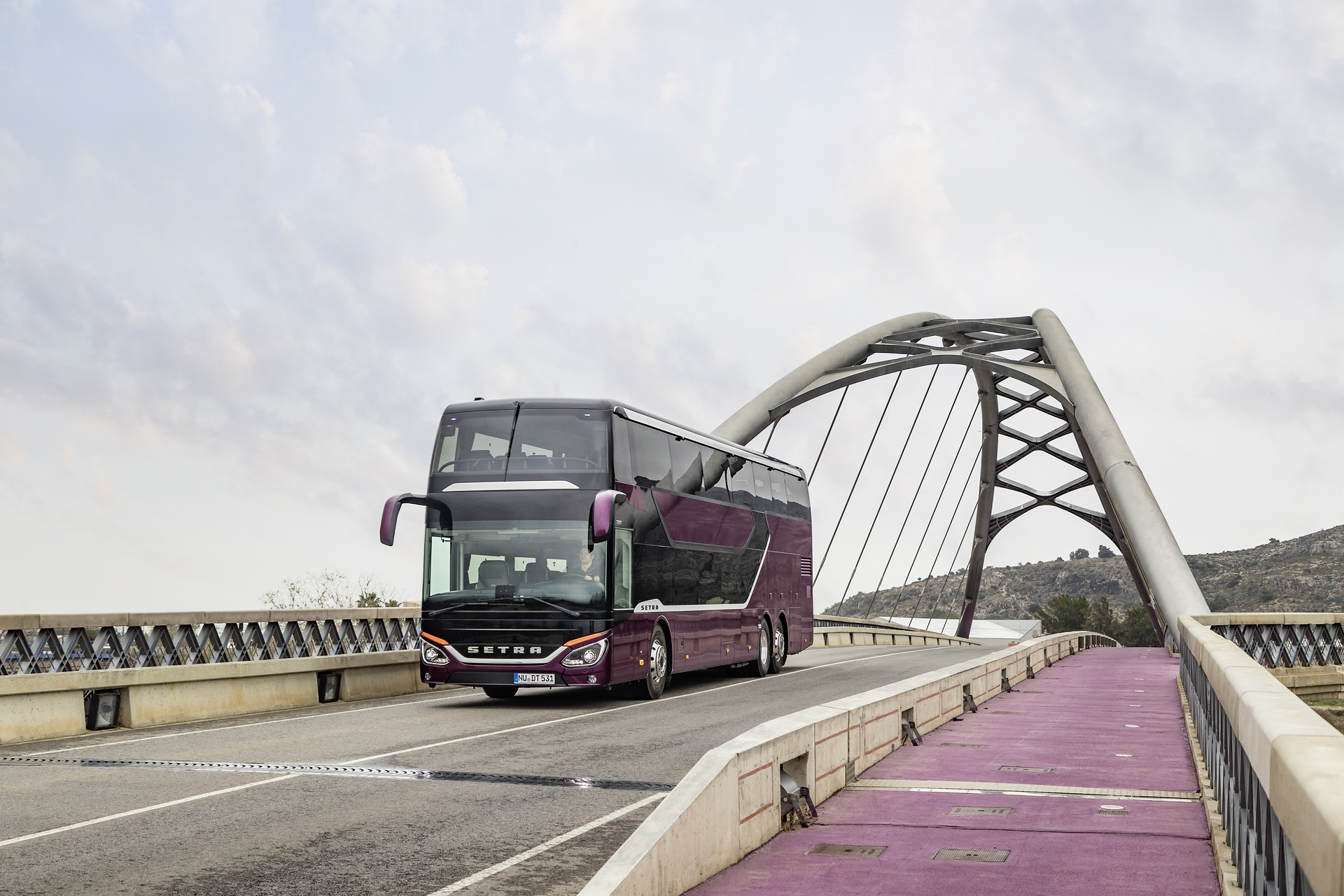 Setra S 531 DT TopClass 500, Exterieur, Viola Pyxis Metallic, OM 471 mit 375 kW (510 PS), 12,8 L Hubraum, 8-Gang Mercedes PowerShift, Active Brake Assist 4, Sideguard Assist, LED-Scheinwerfer, Länge/Breite/Höhe: 14.000/2.550/4.000 mm, Bestuhlung: 1/78. Setra S 531 DT TopClass 500, Modelljahr 2017