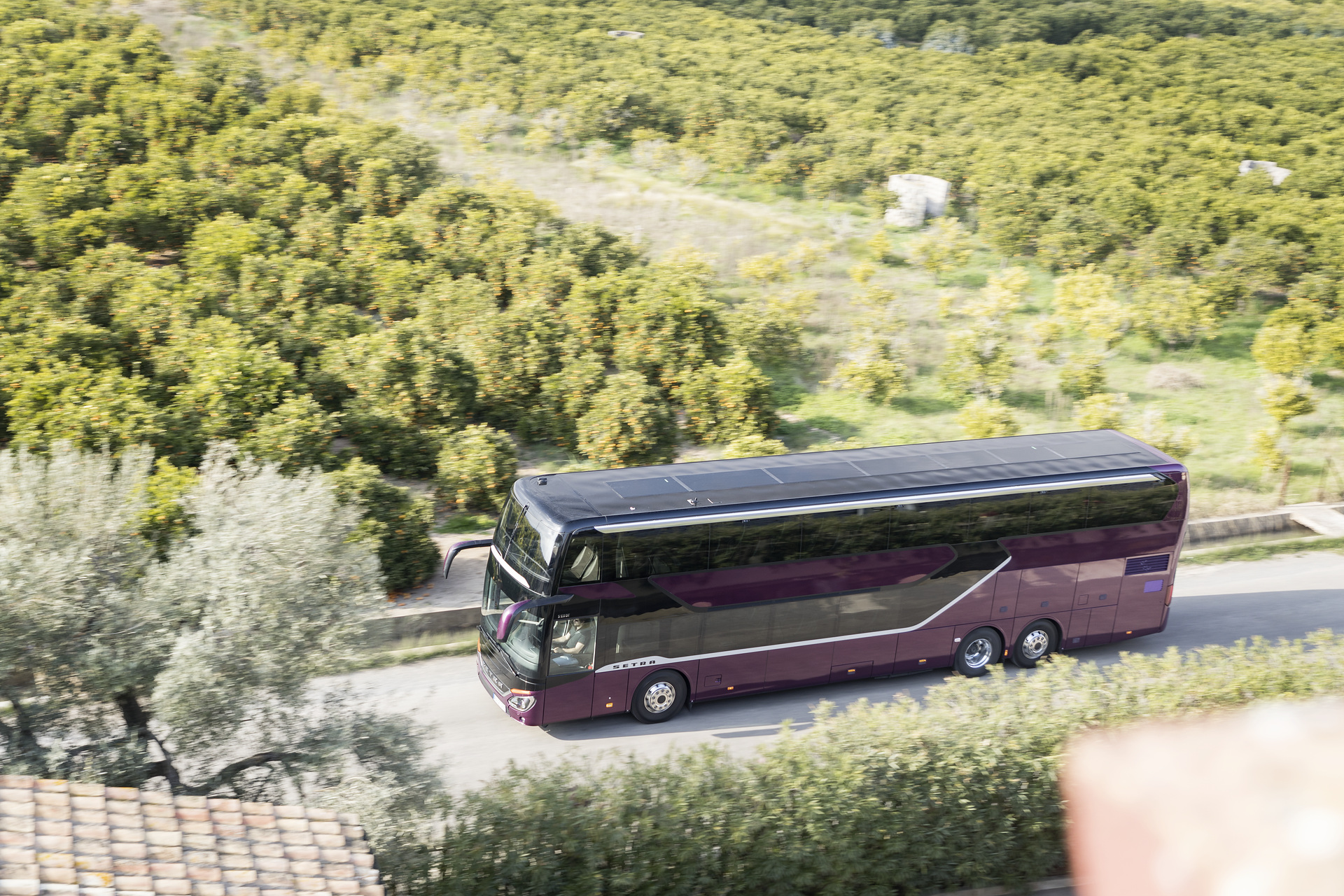 Setra S 531 DT TopClass 500, Exterieur, Viola Pyxis Metallic, OM 471 mit 375 kW (510 PS), 12,8 L Hubraum, 8-Gang Mercedes PowerShift, Active Brake Assist 4, Sideguard Assist, LED-Scheinwerfer, Länge/Breite/Höhe: 14.000/2.550/4.000 mm, Bestuhlung: 1/78. Setra S 531 DT TopClass 500, Modelljahr 2017