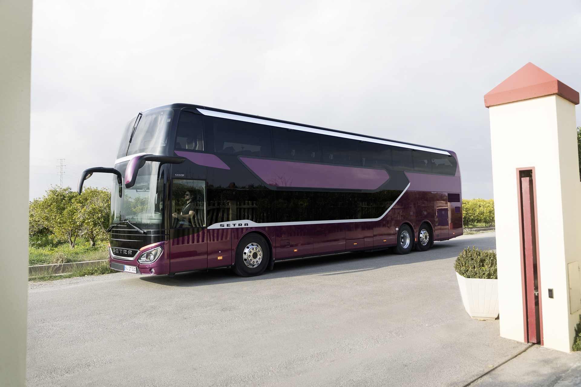 Setra S 531 DT TopClass 500, Exterieur, Viola Pyxis Metallic, OM 471 mit 375 kW (510 PS), 12,8 L Hubraum, 8-Gang Mercedes PowerShift, Active Brake Assist 4, Sideguard Assist, LED-Scheinwerfer, Länge/Breite/Höhe: 14.000/2.550/4.000 mm, Bestuhlung: 1/78. Setra S 531 DT TopClass 500, Modelljahr 2017