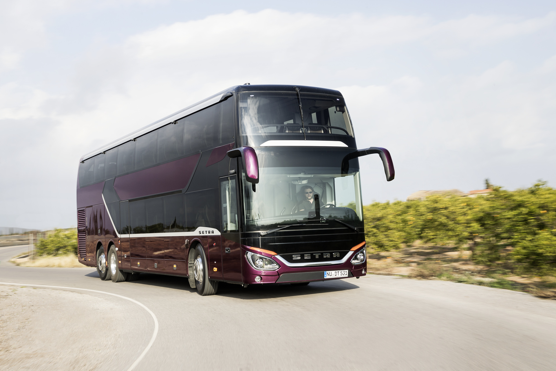 Setra S 531 DT TopClass 500, Exterieur, Viola Pyxis Metallic, OM 471 mit 375 kW (510 PS), 12,8 L Hubraum, 8-Gang Mercedes PowerShift, Active Brake Assist 4, Sideguard Assist, LED-Scheinwerfer, Länge/Breite/Höhe: 14.000/2.550/4.000 mm, Bestuhlung: 1/78. Setra S 531 DT TopClass 500, Modelljahr 2017