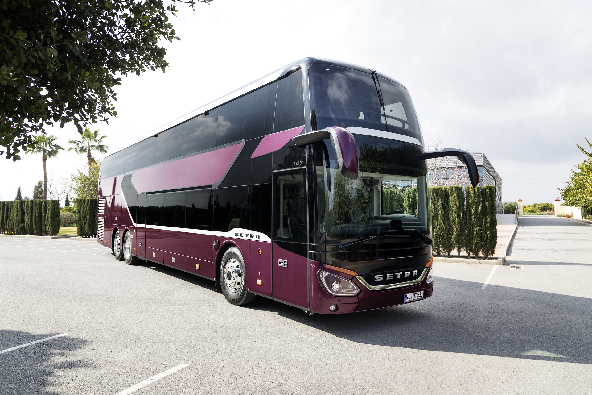 Setra S 531 DT TopClass 500, Exterieur, Viola Pyxis Metallic, OM 471 mit 375 kW (510 PS), 12,8 L Hubraum, 8-Gang Mercedes PowerShift, Active Brake Assist 4, Sideguard Assist, LED-Scheinwerfer, Länge/Breite/Höhe: 14.000/2.550/4.000 mm, Bestuhlung: 1/78. Setra S 531 DT TopClass 500, Modelljahr 2017