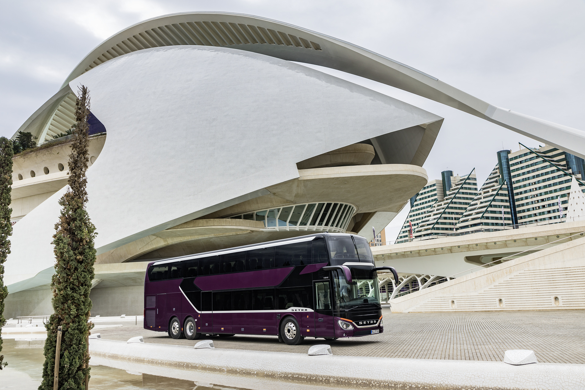 Setra S 531 DT TopClass 500, Exterieur, Viola Pyxis Metallic, OM 471 mit 375 kW (510 PS), 12,8 L Hubraum, 8-Gang Mercedes PowerShift, Active Brake Assist 4, Sideguard Assist, LED-Scheinwerfer, Länge/Breite/Höhe: 14.000/2.550/4.000 mm, Bestuhlung: 1/78. Setra S 531 DT TopClass 500, Modelljahr 2017
