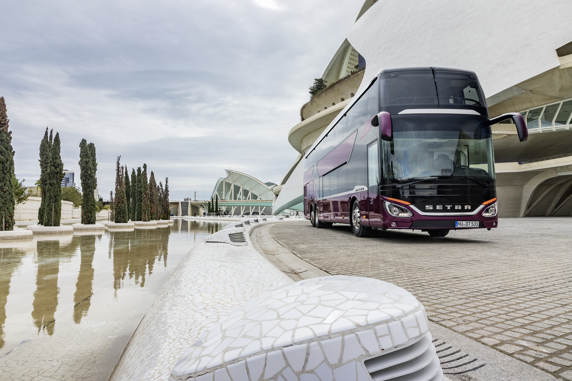 Setra S 531 DT TopClass 500, Exterieur, Viola Pyxis Metallic, OM 471 mit 375 kW (510 PS), 12,8 L Hubraum, 8-Gang Mercedes PowerShift, Active Brake Assist 4, Sideguard Assist, LED-Scheinwerfer, Länge/Breite/Höhe: 14.000/2.550/4.000 mm, Bestuhlung: 1/78. Setra S 531 DT TopClass 500, Modelljahr 2017