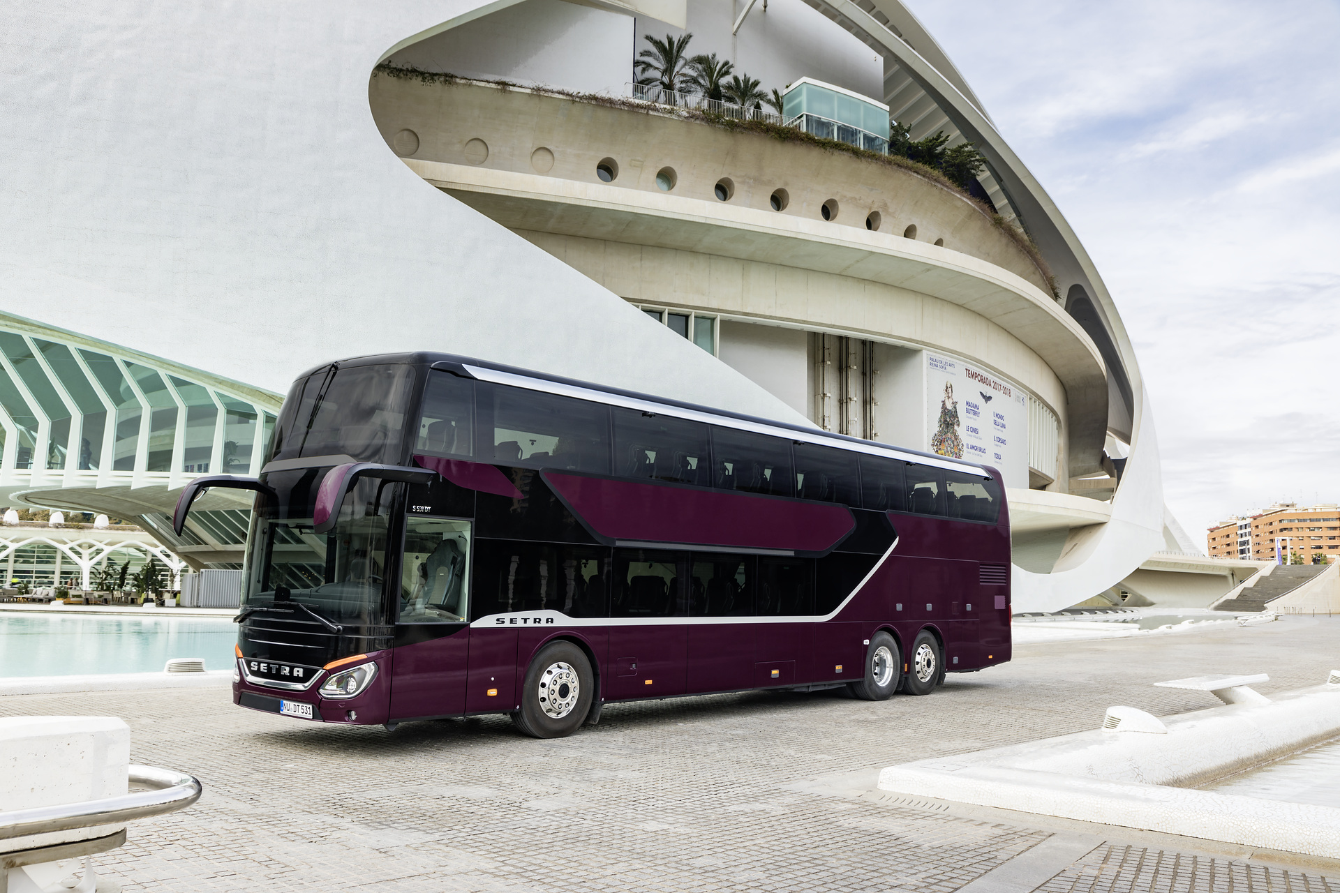 Setra S 531 DT TopClass 500, Exterieur, Viola Pyxis Metallic, OM 471 mit 375 kW (510 PS), 12,8 L Hubraum, 8-Gang Mercedes PowerShift, Active Brake Assist 4, Sideguard Assist, LED-Scheinwerfer, Länge/Breite/Höhe: 14.000/2.550/4.000 mm, Bestuhlung: 1/78. Setra S 531 DT TopClass 500, Modelljahr 2017