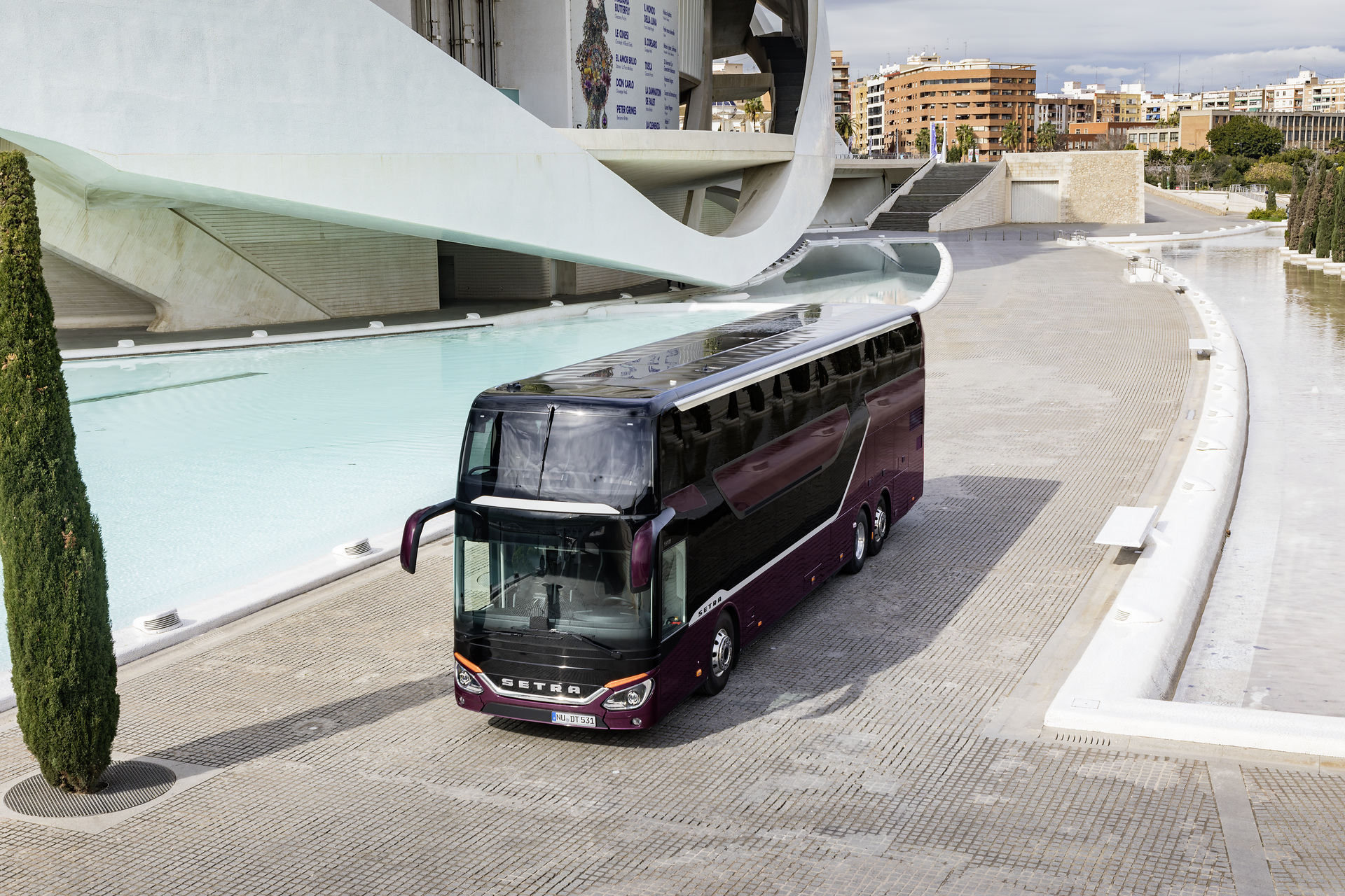 Setra S 531 DT TopClass 500, Exterieur, Viola Pyxis Metallic, OM 471 mit 375 kW (510 PS), 12,8 L Hubraum, 8-Gang Mercedes PowerShift, Active Brake Assist 4, Sideguard Assist, LED-Scheinwerfer, Länge/Breite/Höhe: 14.000/2.550/4.000 mm, Bestuhlung: 1/78. Setra S 531 DT TopClass 500, Modelljahr 2017