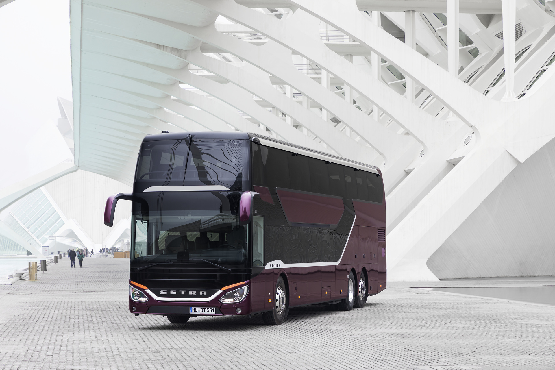 Setra S 531 DT TopClass 500, Exterieur, Viola Pyxis Metallic, OM 471 mit 375 kW (510 PS), 12,8 L Hubraum, 8-Gang Mercedes PowerShift, Active Brake Assist 4, Sideguard Assist, LED-Scheinwerfer, Länge/Breite/Höhe: 14.000/2.550/4.000 mm, Bestuhlung: 1/78. Setra S 531 DT TopClass 500, Modelljahr 2017