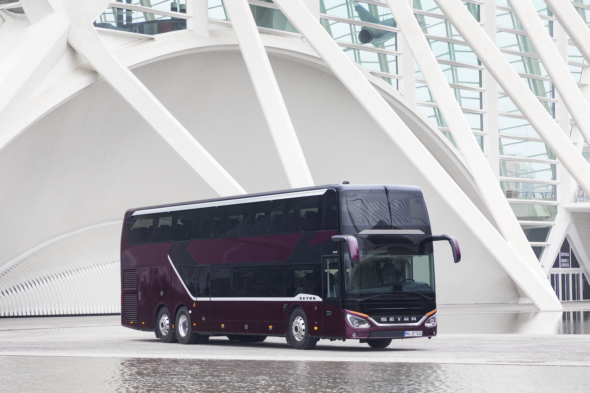 Setra S 531 DT TopClass 500, Exterieur, Viola Pyxis Metallic, OM 471 mit 375 kW (510 PS), 12,8 L Hubraum, 8-Gang Mercedes PowerShift, Active Brake Assist 4, Sideguard Assist, LED-Scheinwerfer, Länge/Breite/Höhe: 14.000/2.550/4.000 mm, Bestuhlung: 1/78. Setra S 531 DT TopClass 500, Modelljahr 2017