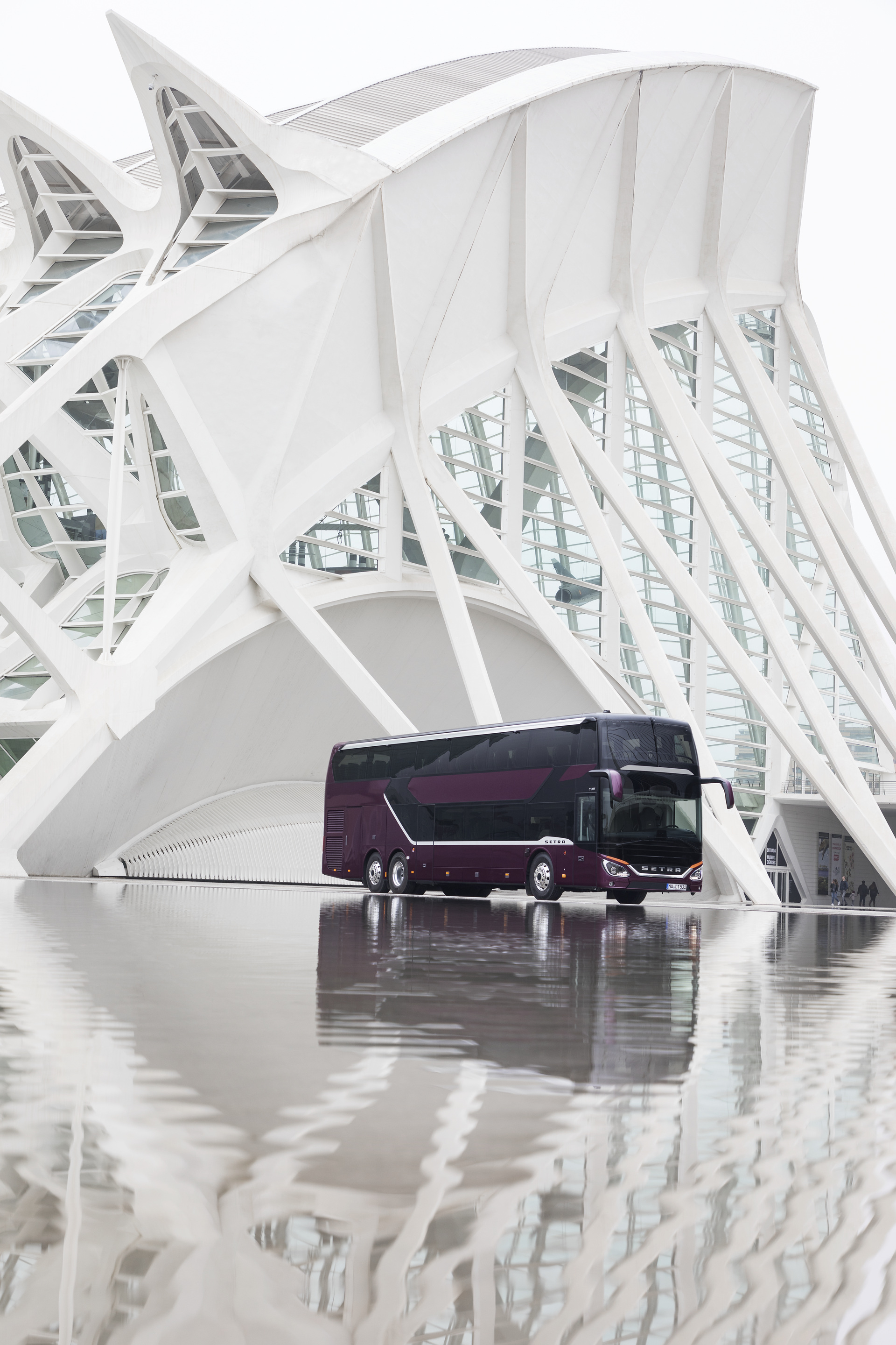 Setra S 531 DT TopClass 500, Exterieur, Viola Pyxis Metallic, OM 471 mit 375 kW (510 PS), 12,8 L Hubraum, 8-Gang Mercedes PowerShift, Active Brake Assist 4, Sideguard Assist, LED-Scheinwerfer, Länge/Breite/Höhe: 14.000/2.550/4.000 mm, Bestuhlung: 1/78. Setra S 531 DT TopClass 500, Modelljahr 2017