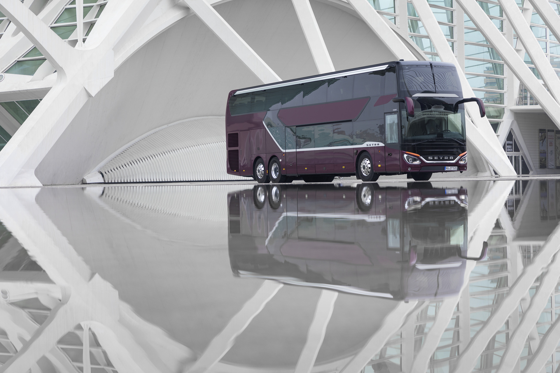 Setra S 531 DT TopClass 500, Exterieur, Viola Pyxis Metallic, OM 471 mit 375 kW (510 PS), 12,8 L Hubraum, 8-Gang Mercedes PowerShift, Active Brake Assist 4, Sideguard Assist, LED-Scheinwerfer, Länge/Breite/Höhe: 14.000/2.550/4.000 mm, Bestuhlung: 1/78. Setra S 531 DT TopClass 500, Modelljahr 2017
