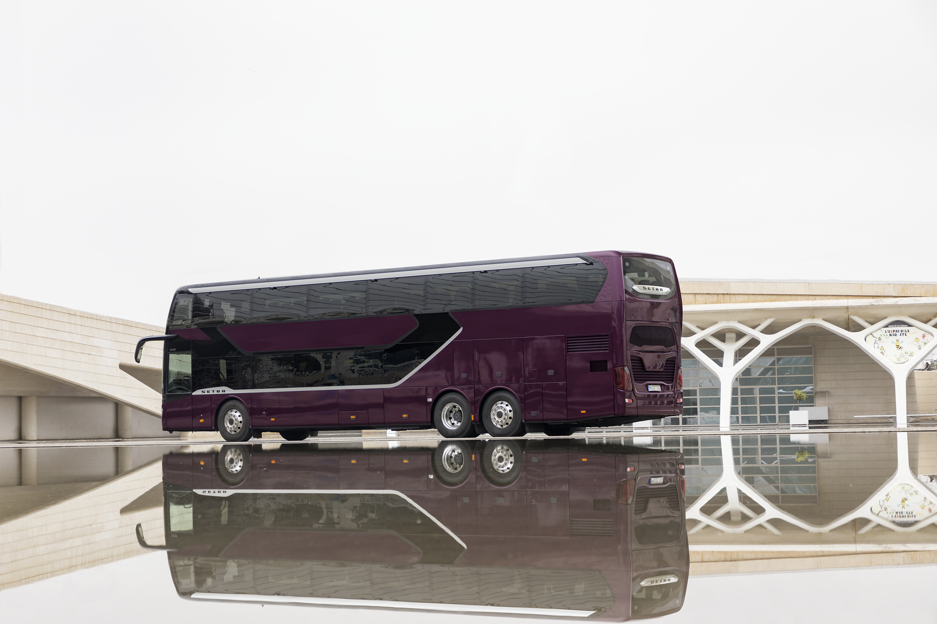 Setra S 531 DT TopClass 500, Exterieur, Viola Pyxis Metallic, OM 471 mit 375 kW (510 PS), 12,8 L Hubraum, 8-Gang Mercedes PowerShift, Active Brake Assist 4, Sideguard Assist, LED-Scheinwerfer, Länge/Breite/Höhe: 14.000/2.550/4.000 mm, Bestuhlung: 1/78. Setra S 531 DT TopClass 500, Modelljahr 2017