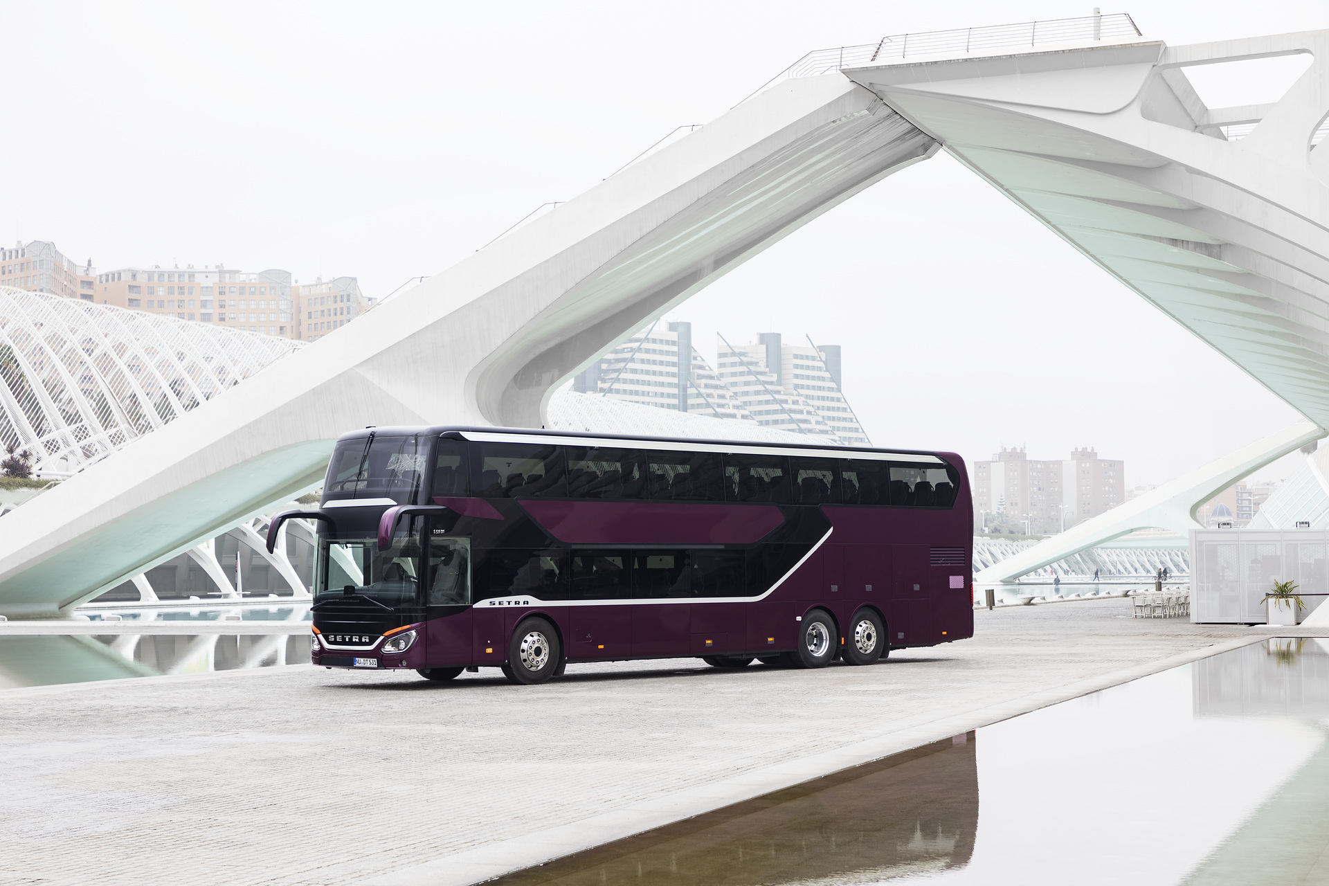 Setra S 531 DT TopClass 500, Exterieur, Viola Pyxis Metallic, OM 471 mit 375 kW (510 PS), 12,8 L Hubraum, 8-Gang Mercedes PowerShift, Active Brake Assist 4, Sideguard Assist, LED-Scheinwerfer, Länge/Breite/Höhe: 14.000/2.550/4.000 mm, Bestuhlung: 1/78. Setra S 531 DT TopClass 500, Modelljahr 2017