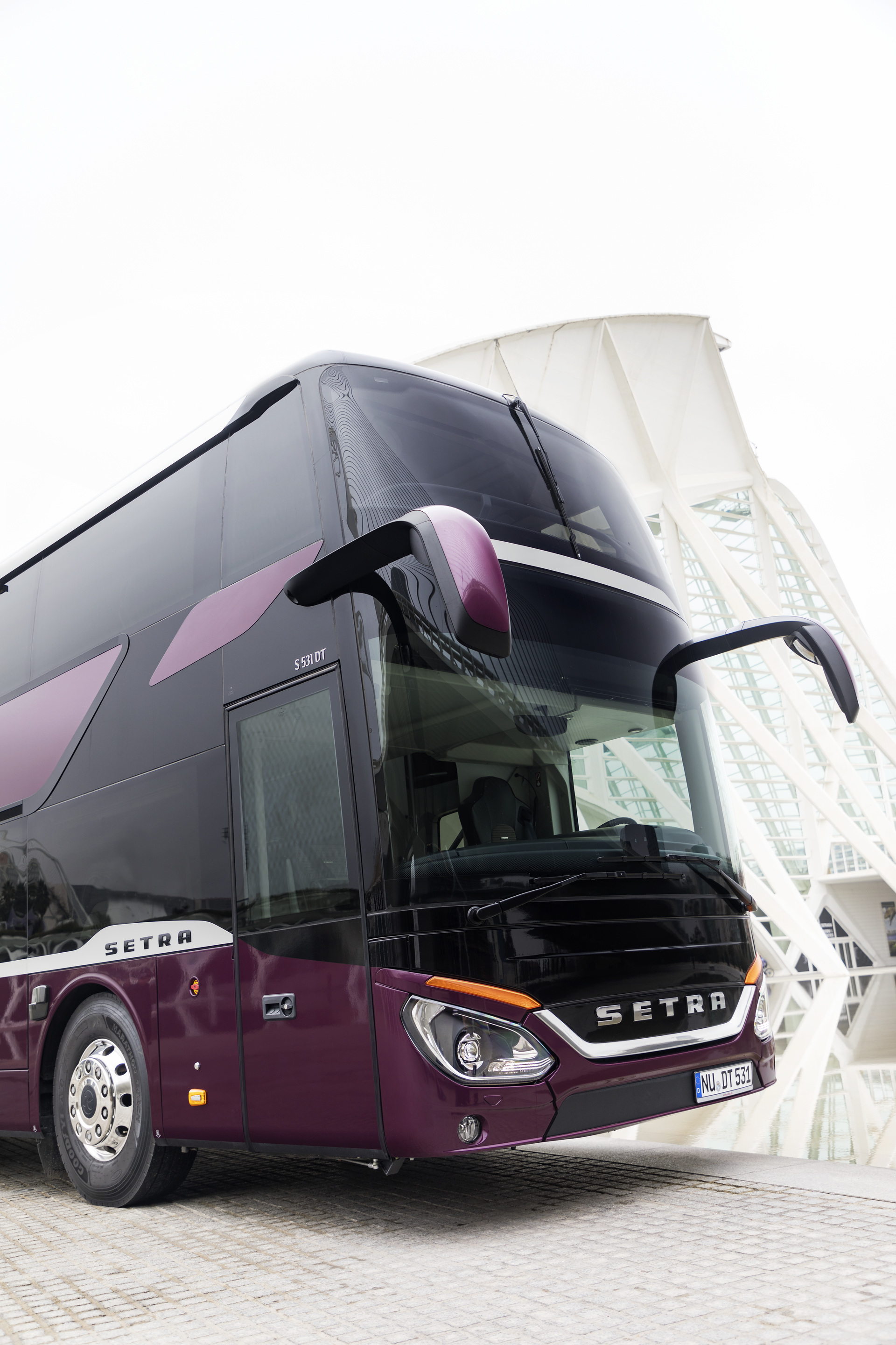 Setra S 531 DT TopClass 500, Exterieur, Viola Pyxis Metallic, OM 471 mit 375 kW (510 PS), 12,8 L Hubraum, 8-Gang Mercedes PowerShift, Active Brake Assist 4, Sideguard Assist, LED-Scheinwerfer, Länge/Breite/Höhe: 14.000/2.550/4.000 mm, Bestuhlung: 1/78. Setra S 531 DT TopClass 500, Modelljahr 2017