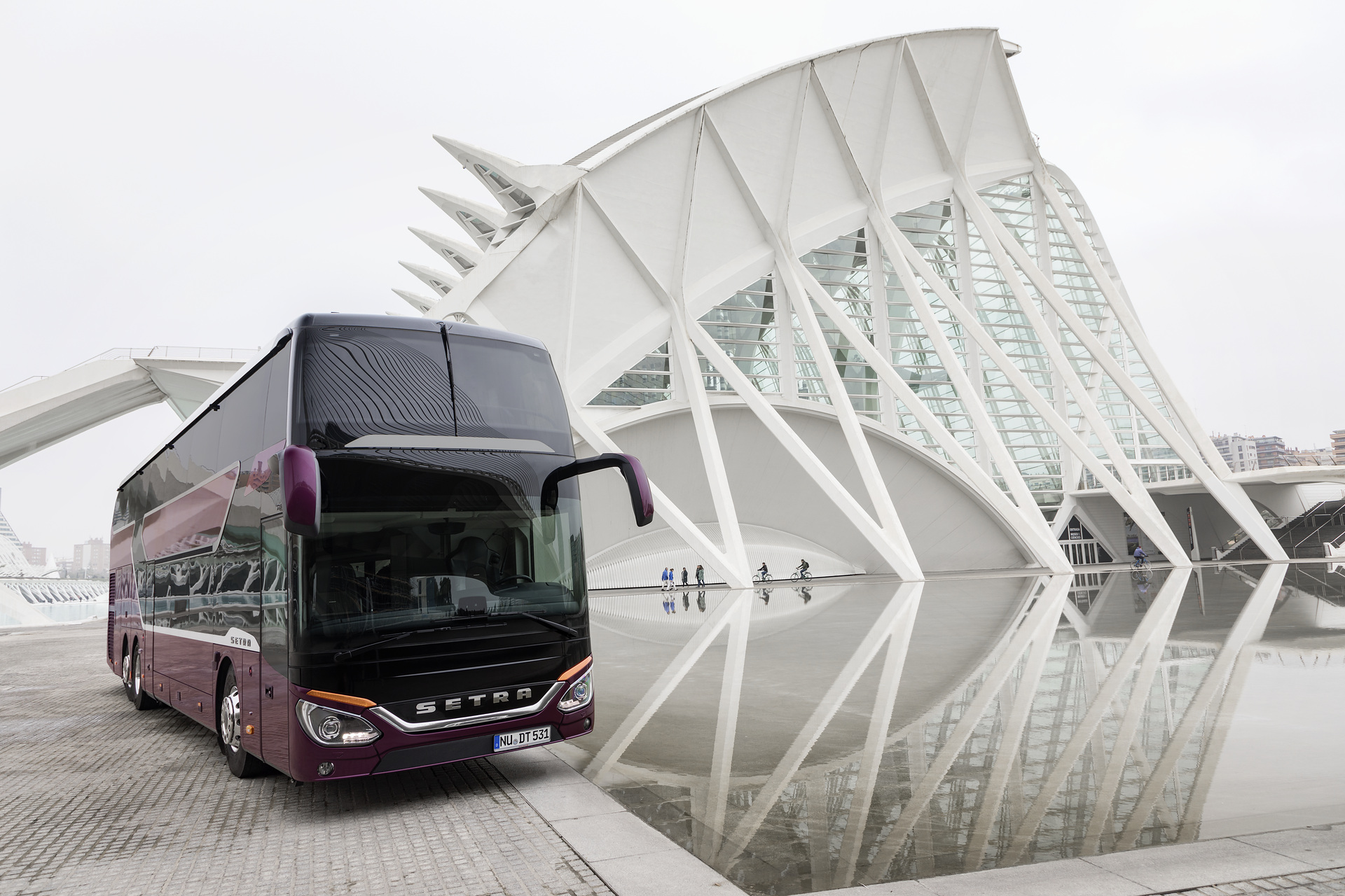 Setra S 531 DT TopClass 500, Exterieur, Viola Pyxis Metallic, OM 471 mit 375 kW (510 PS), 12,8 L Hubraum, 8-Gang Mercedes PowerShift, Active Brake Assist 4, Sideguard Assist, LED-Scheinwerfer, Länge/Breite/Höhe: 14.000/2.550/4.000 mm, Bestuhlung: 1/78. Setra S 531 DT TopClass 500, Modelljahr 2017