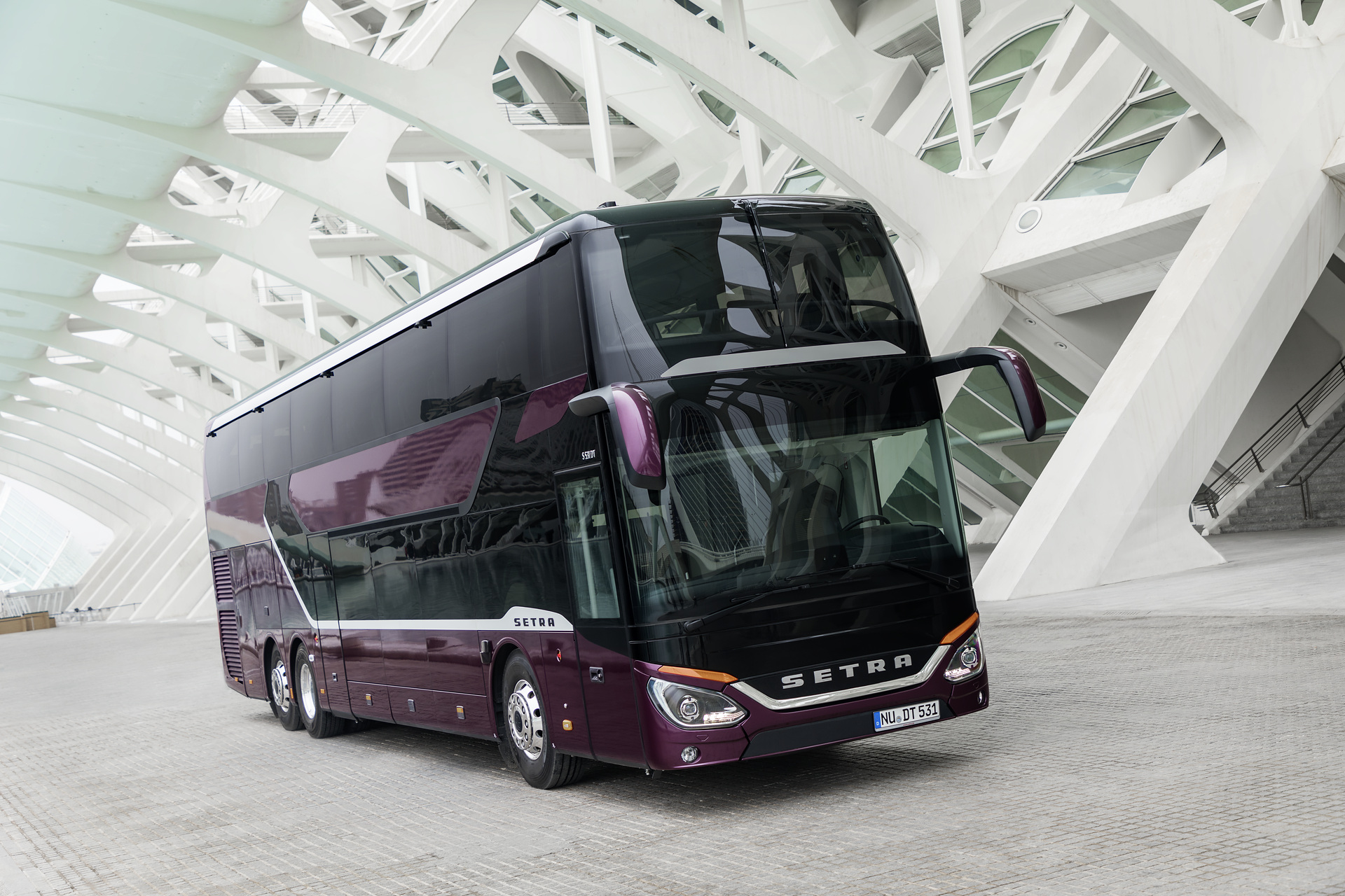 Setra S 531 DT TopClass 500, Exterieur, Viola Pyxis Metallic, OM 471 mit 375 kW (510 PS), 12,8 L Hubraum, 8-Gang Mercedes PowerShift, Active Brake Assist 4, Sideguard Assist, LED-Scheinwerfer, Länge/Breite/Höhe: 14.000/2.550/4.000 mm, Bestuhlung: 1/78. Setra S 531 DT TopClass 500, Modelljahr 2017