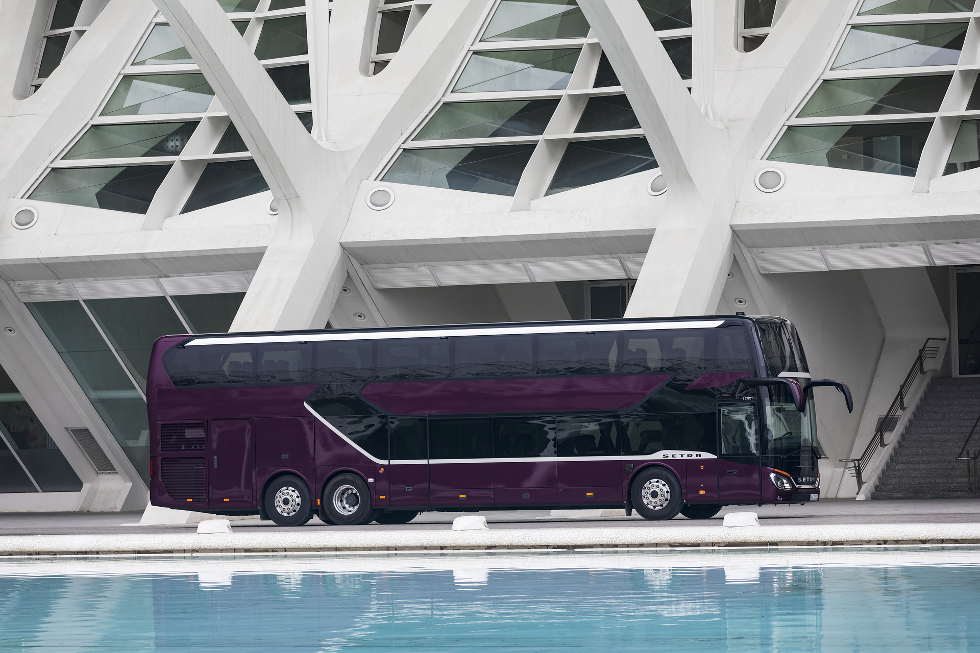 Setra S 531 DT TopClass 500, Exterieur, Viola Pyxis Metallic, OM 471 mit 375 kW (510 PS), 12,8 L Hubraum, 8-Gang Mercedes PowerShift, Active Brake Assist 4, Sideguard Assist, LED-Scheinwerfer, Länge/Breite/Höhe: 14.000/2.550/4.000 mm, Bestuhlung: 1/78. Setra S 531 DT TopClass 500, Modelljahr 2017