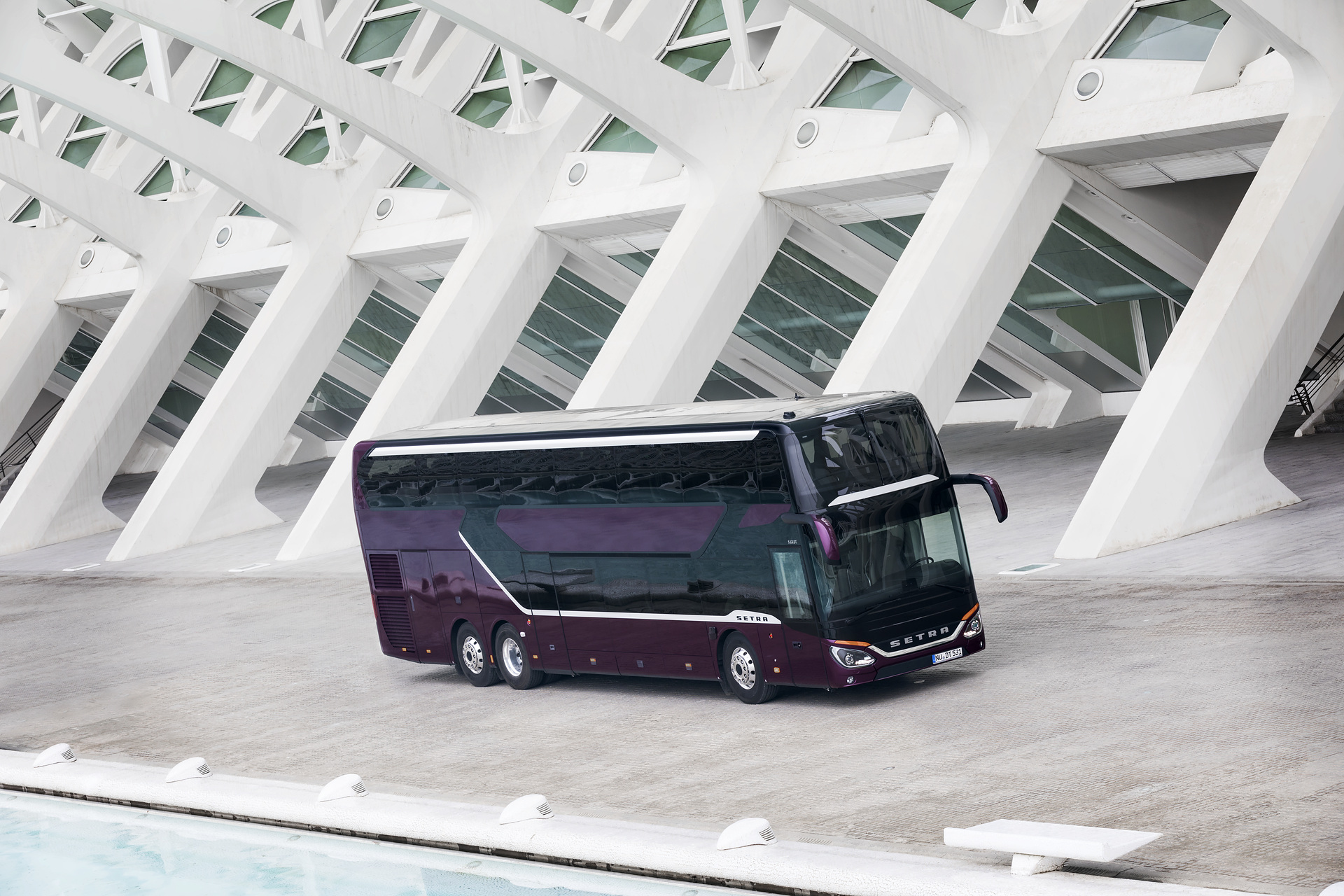 Setra S 531 DT TopClass 500, Exterieur, Viola Pyxis Metallic, OM 471 mit 375 kW (510 PS), 12,8 L Hubraum, 8-Gang Mercedes PowerShift, Active Brake Assist 4, Sideguard Assist, LED-Scheinwerfer, Länge/Breite/Höhe: 14.000/2.550/4.000 mm, Bestuhlung: 1/78. Setra S 531 DT TopClass 500, Modelljahr 2017