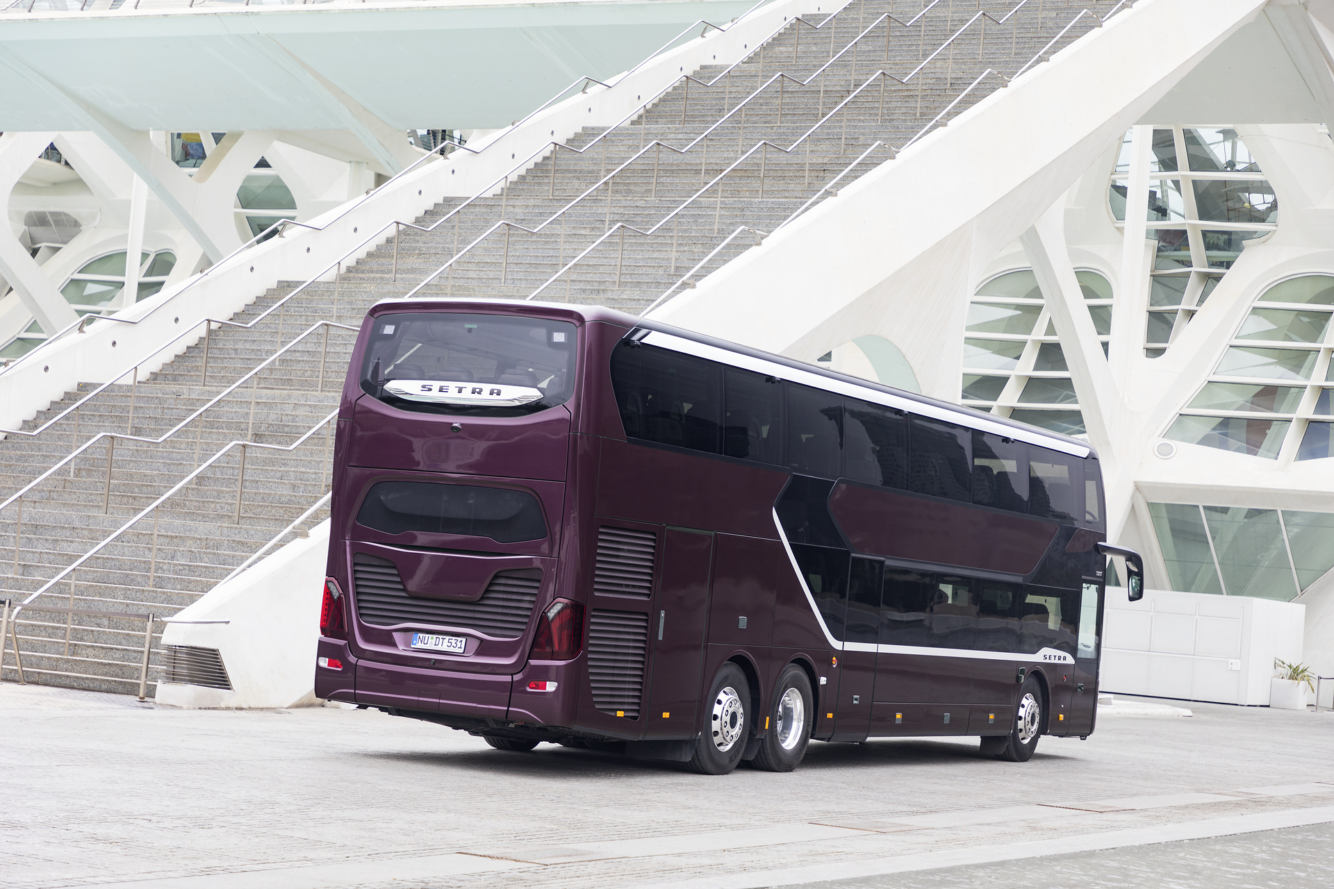 Setra S 531 DT TopClass 500, Exterieur, Viola Pyxis Metallic, OM 471 mit 375 kW (510 PS), 12,8 L Hubraum, 8-Gang Mercedes PowerShift, Active Brake Assist 4, Sideguard Assist, LED-Scheinwerfer, Länge/Breite/Höhe: 14.000/2.550/4.000 mm, Bestuhlung: 1/78. Setra S 531 DT TopClass 500, Modelljahr 2017