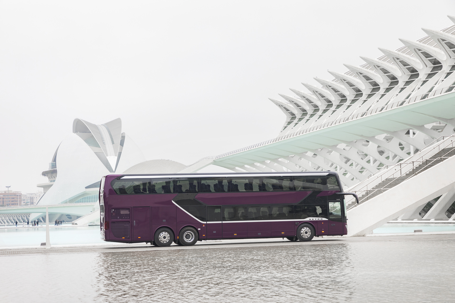 Setra S 531 DT TopClass 500, Exterieur, Viola Pyxis Metallic, OM 471 mit 375 kW (510 PS), 12,8 L Hubraum, 8-Gang Mercedes PowerShift, Active Brake Assist 4, Sideguard Assist, LED-Scheinwerfer, Länge/Breite/Höhe: 14.000/2.550/4.000 mm, Bestuhlung: 1/78. Setra S 531 DT TopClass 500, Modelljahr 2017