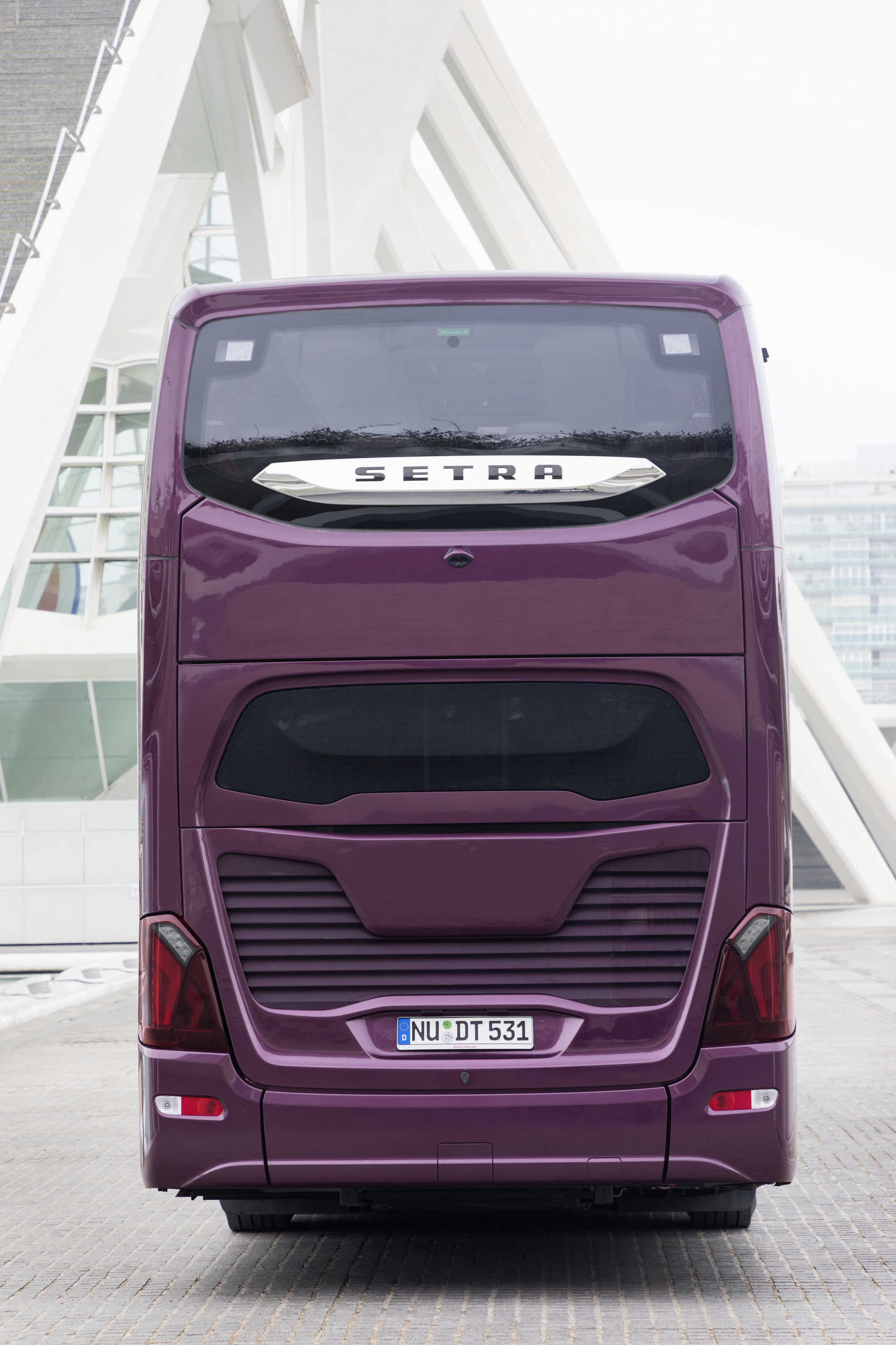 Setra S 531 DT TopClass 500, Exterieur, Viola Pyxis Metallic, OM 471 mit 375 kW (510 PS), 12,8 L Hubraum, 8-Gang Mercedes PowerShift, Active Brake Assist 4, Sideguard Assist, LED-Scheinwerfer, Länge/Breite/Höhe: 14.000/2.550/4.000 mm, Bestuhlung: 1/78. Setra S 531 DT TopClass 500, Modelljahr 2017